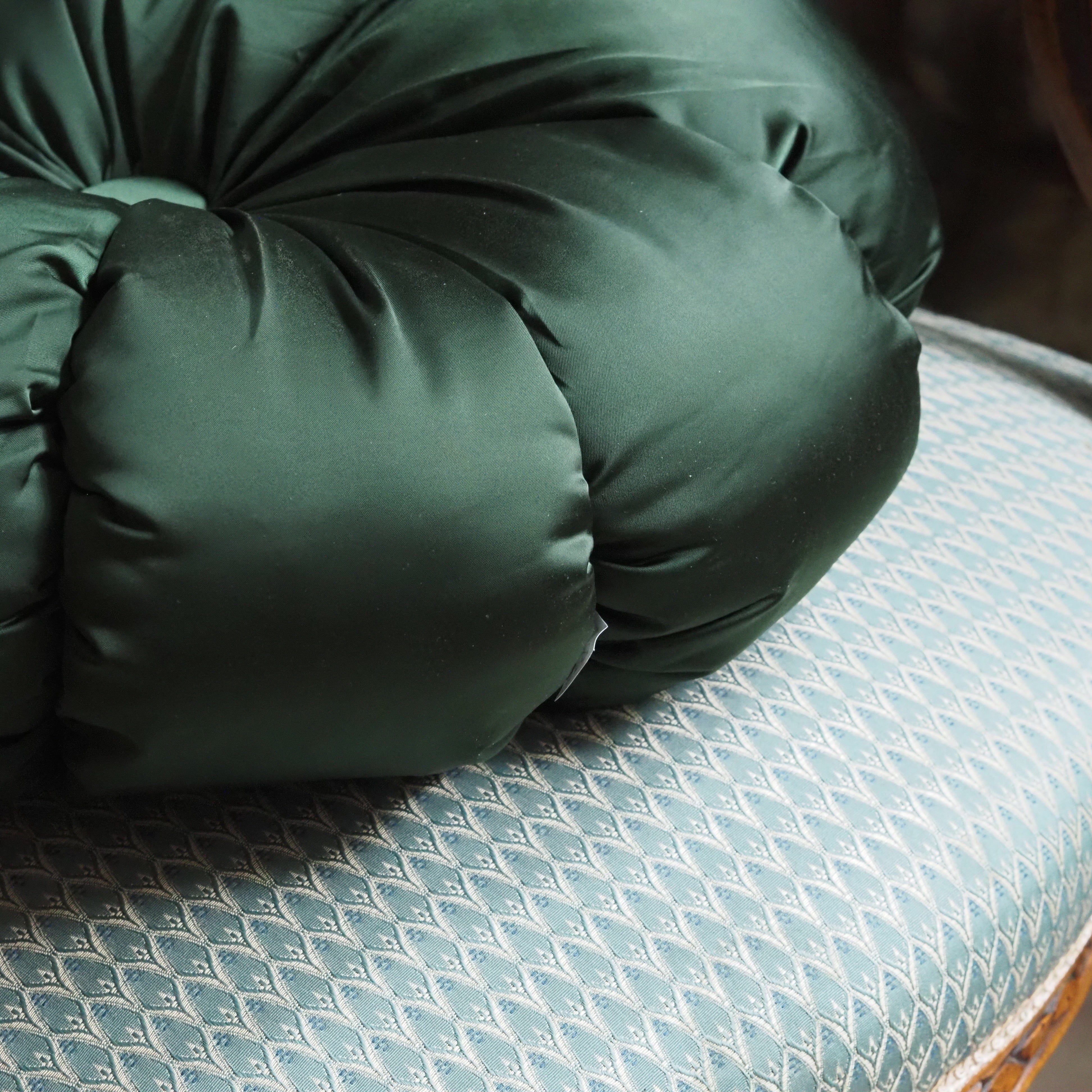 Rundkissen [DUNKELGRÜN / HELLGRÜN] · Blütenform mit Knopf, glänzendes Polyester, Ø 40 cm