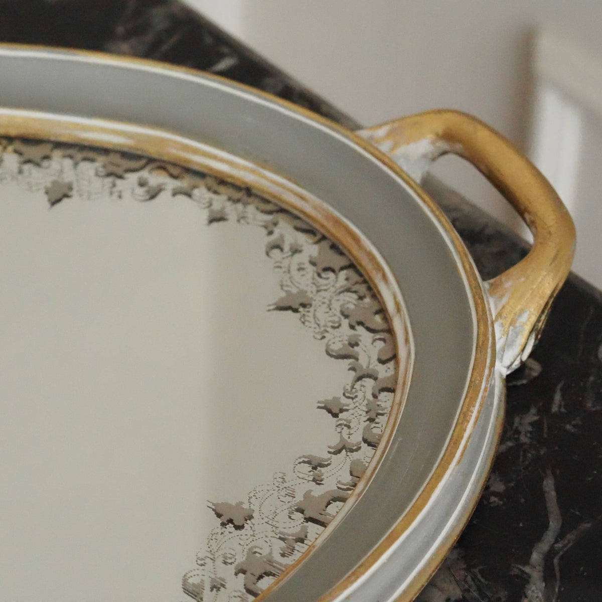 Spiegeltablett Oval · Weißgrau Goldoptik Neoklassik
