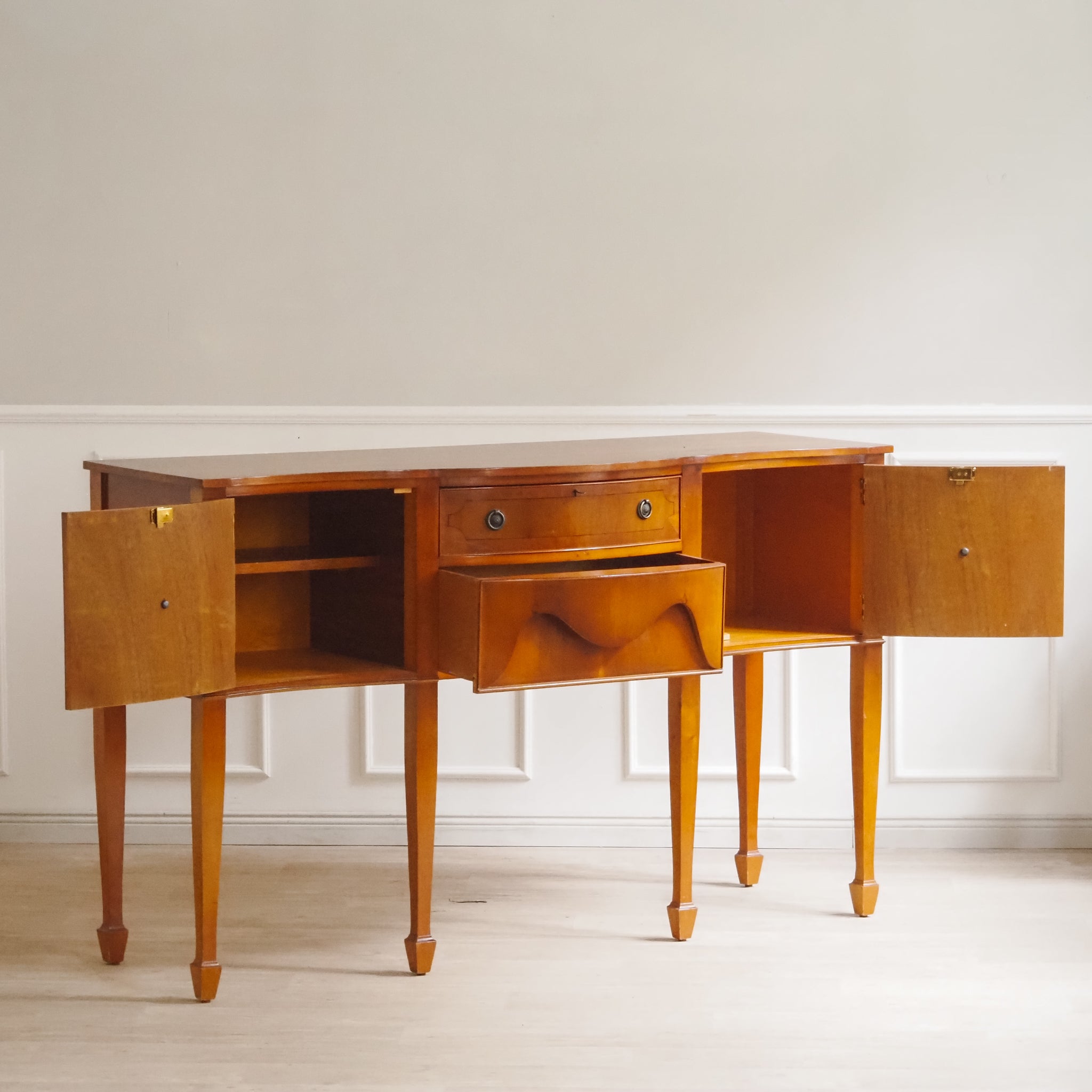 Vintage Sideboard im Biedermeier Stil mit geschweifter Schublade aus Kirschholz