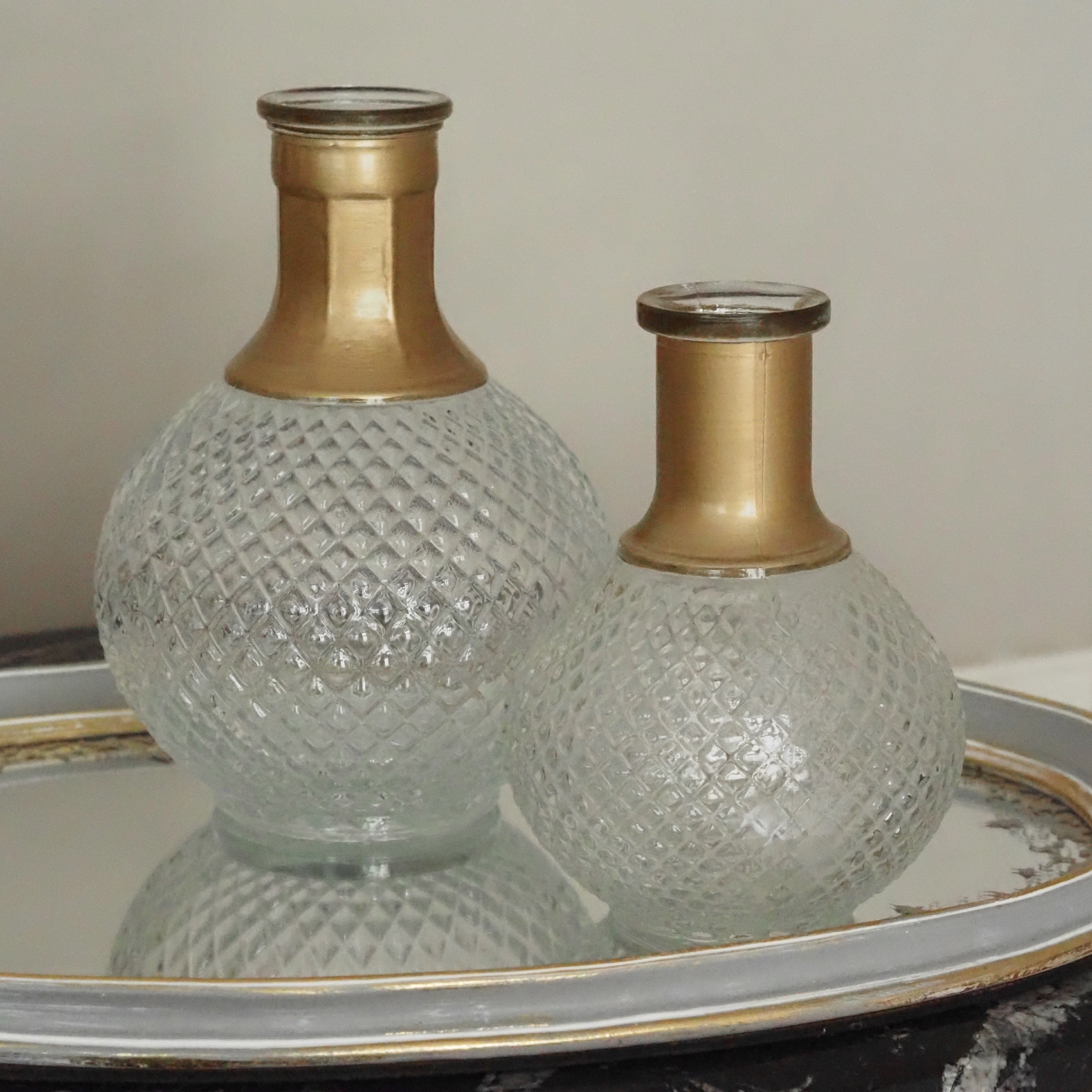 Glasvase Klar · Kugelform Rautenrelief goldfarbener Hals