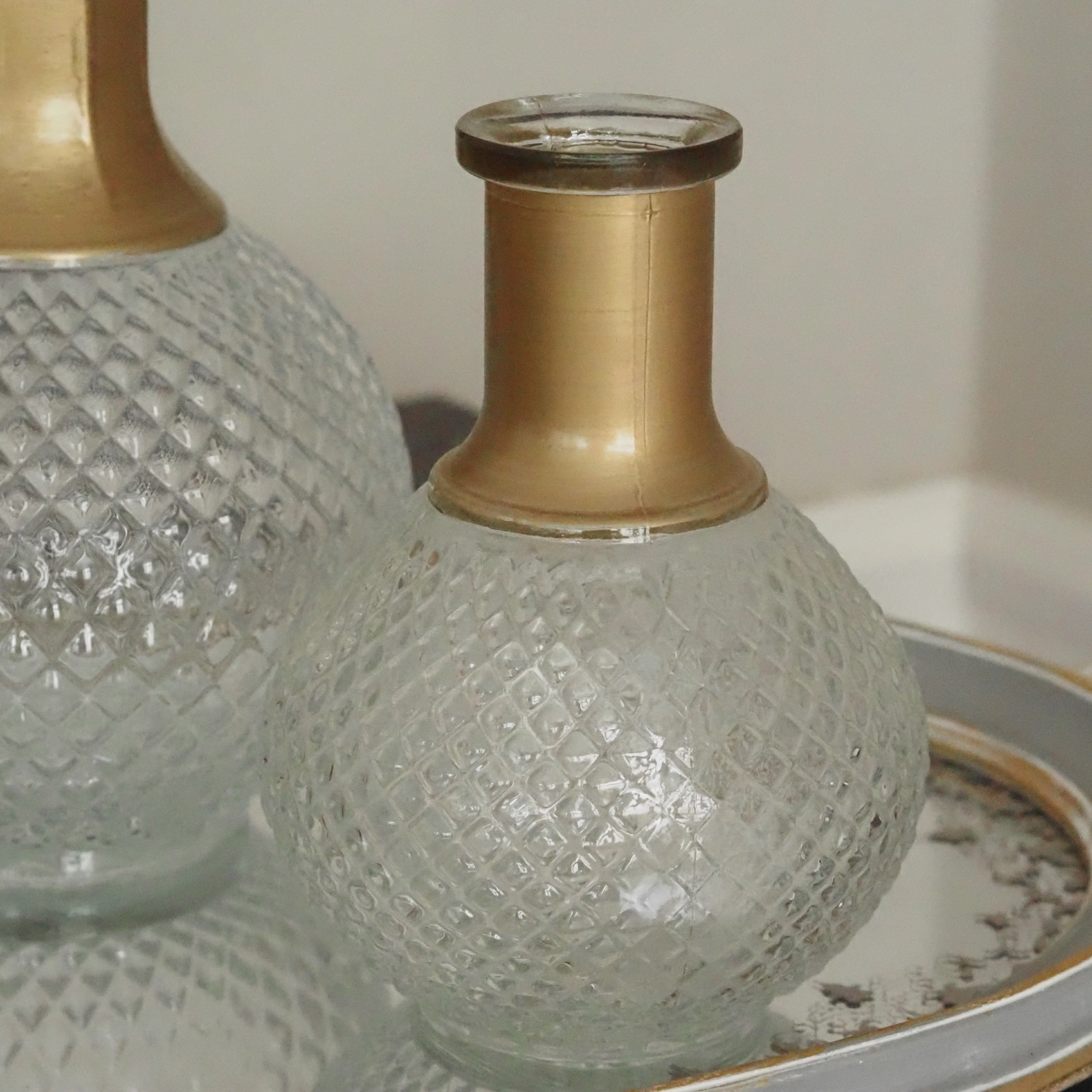 Glasvase Klar · Kugelform Rautenrelief goldfarbener Hals
