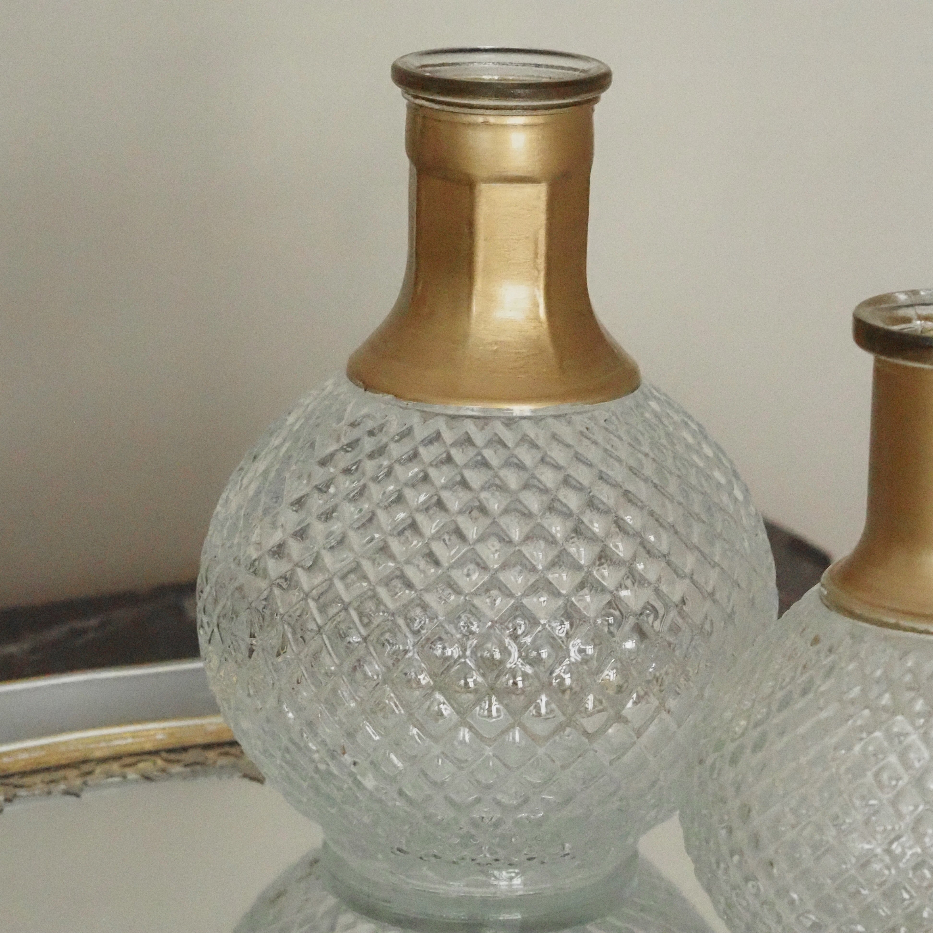 Glasvase Klar · Kugelform Rautenrelief goldfarbener Hals
