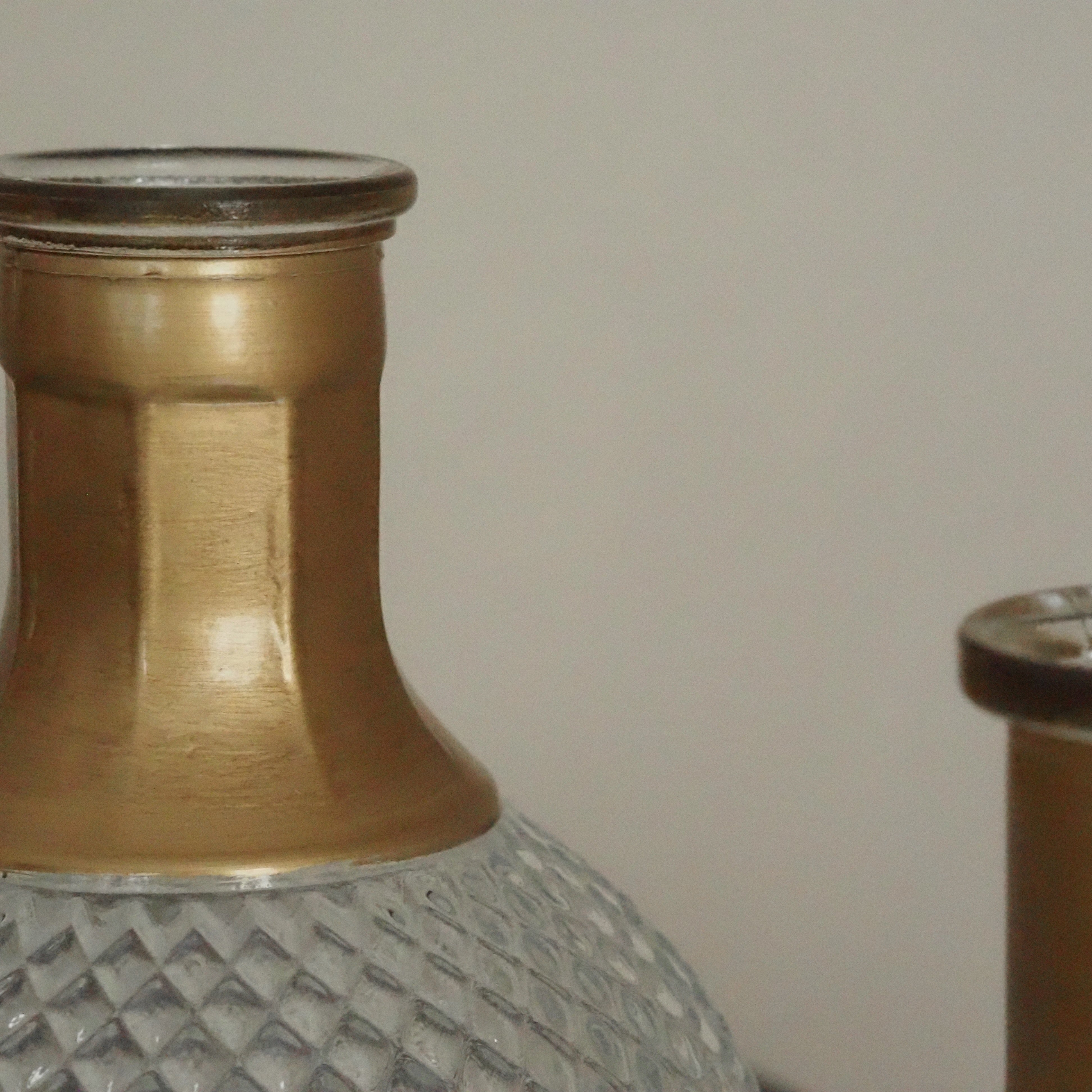Glasvase Klar · Kugelform Rautenrelief goldfarbener Hals