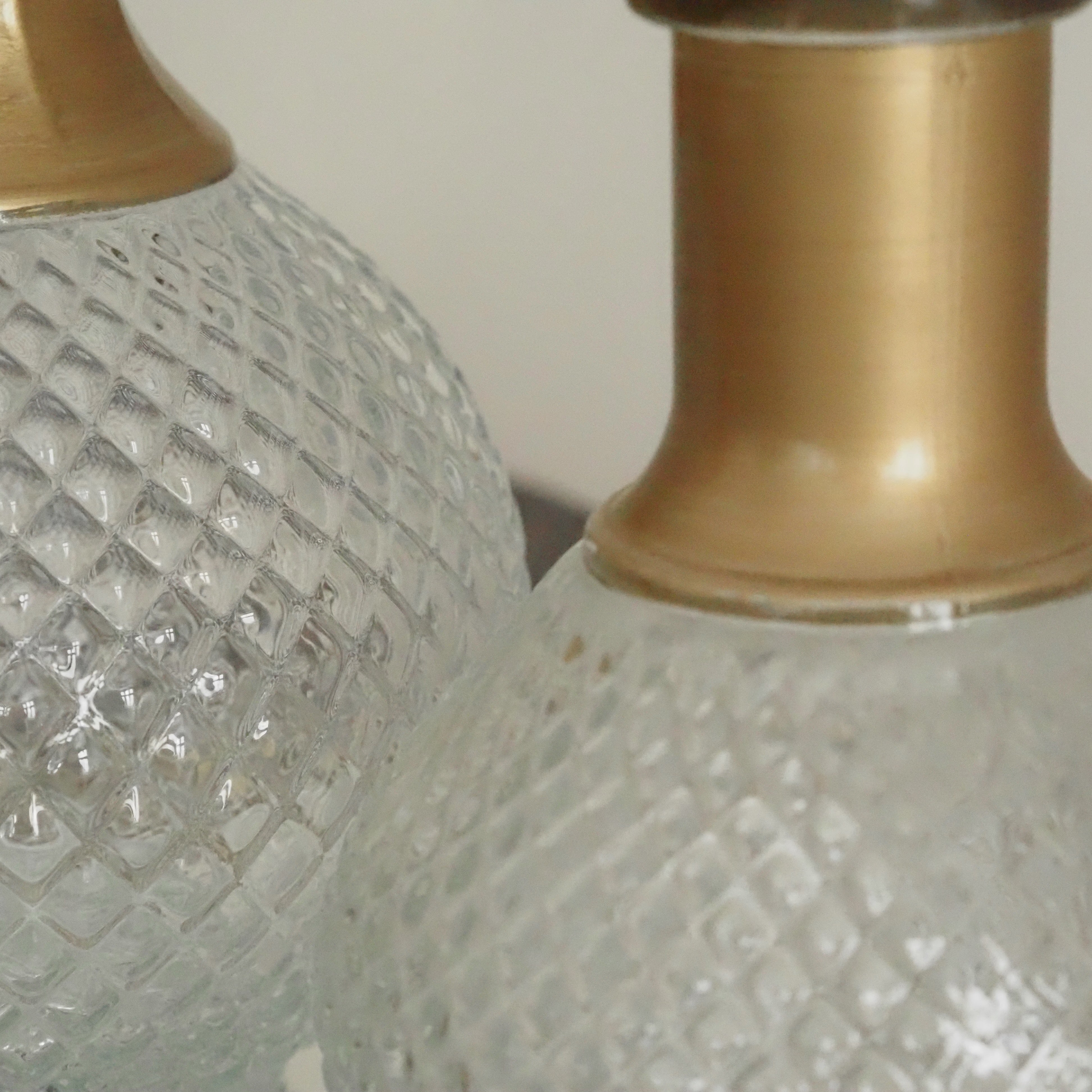 Glasvase Klar · Kugelform Rautenrelief goldfarbener Hals