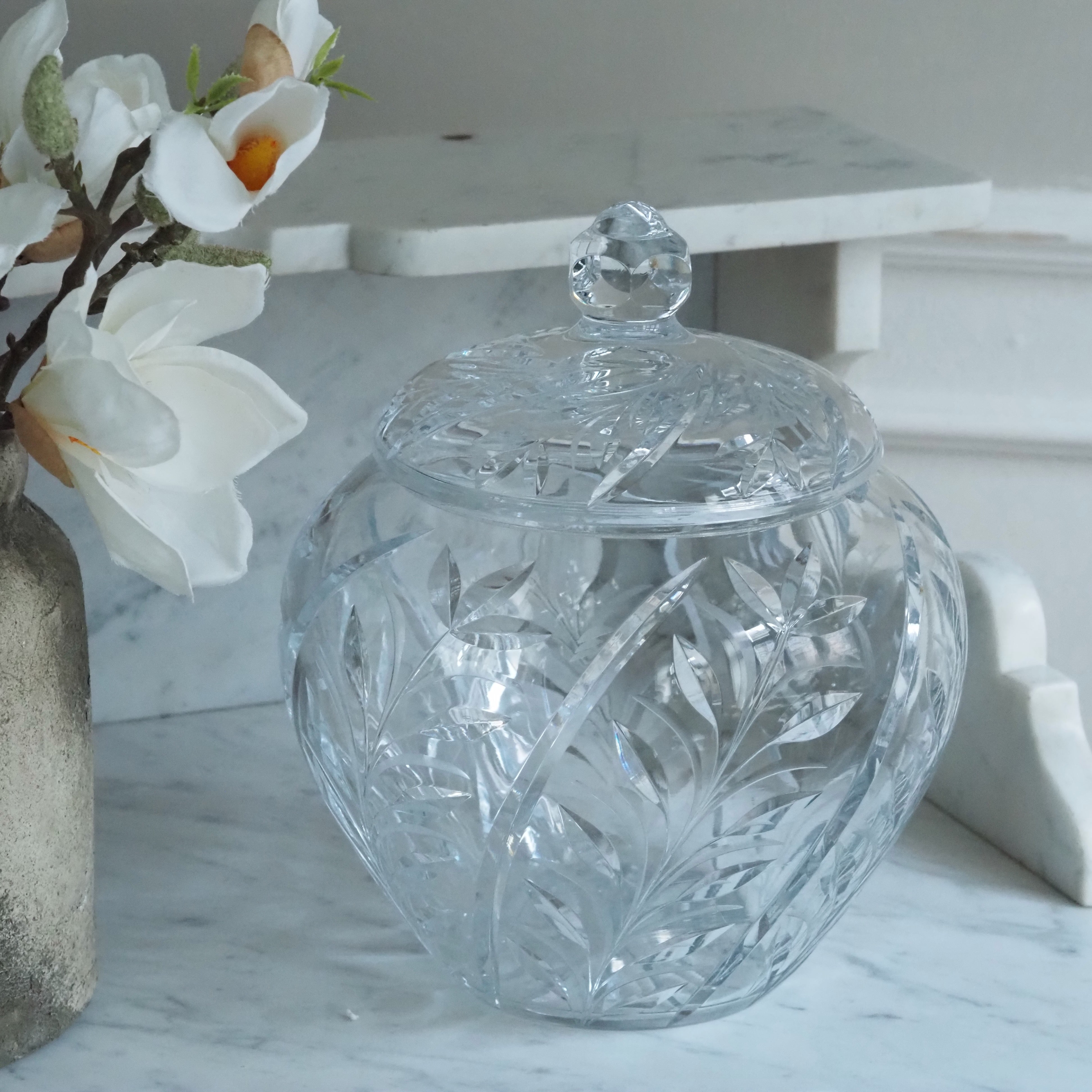 Bowlegefäß aus Glas · floraler Schliff · klassische Tischkultur