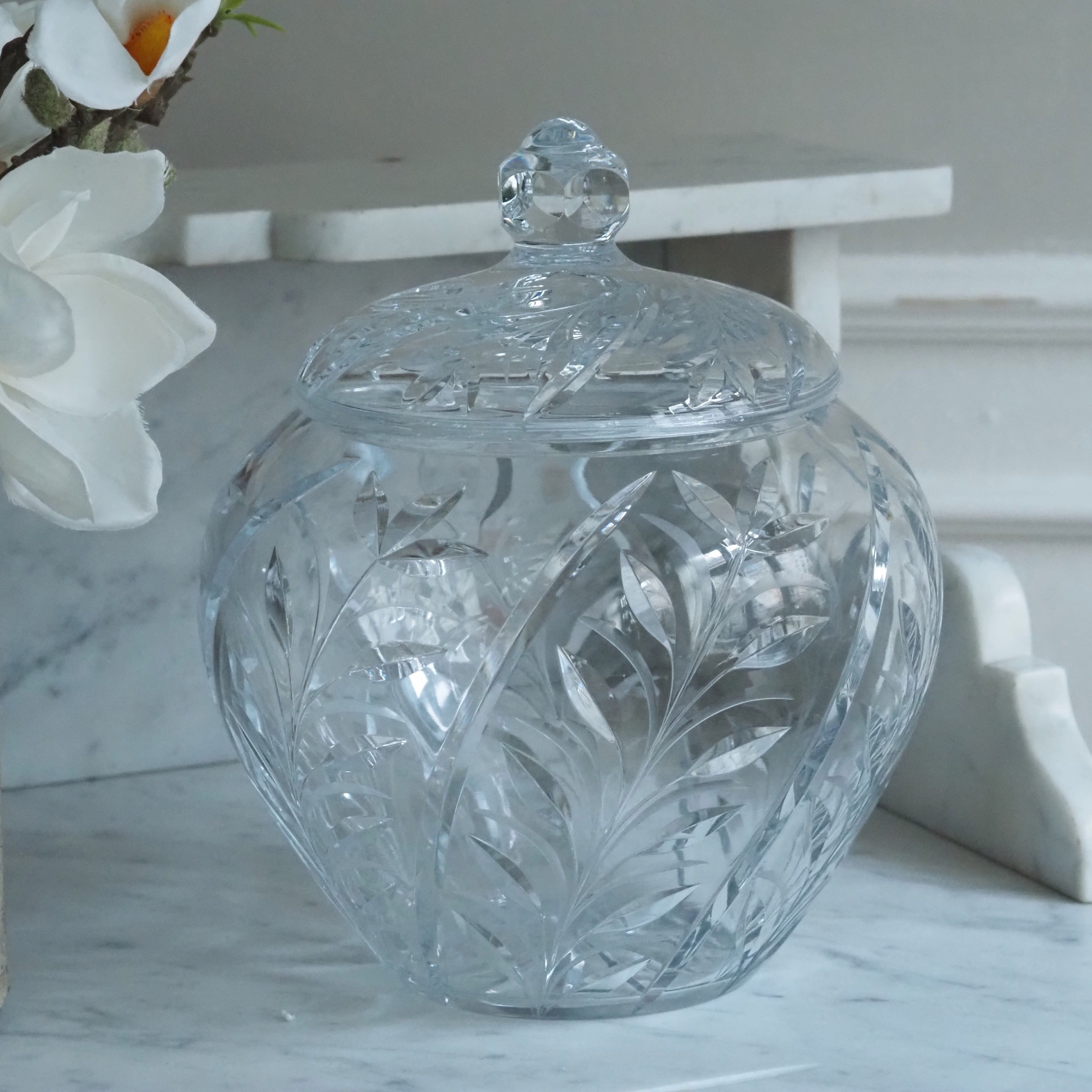 Bowlegefäß aus Glas · floraler Schliff · klassische Tischkultur