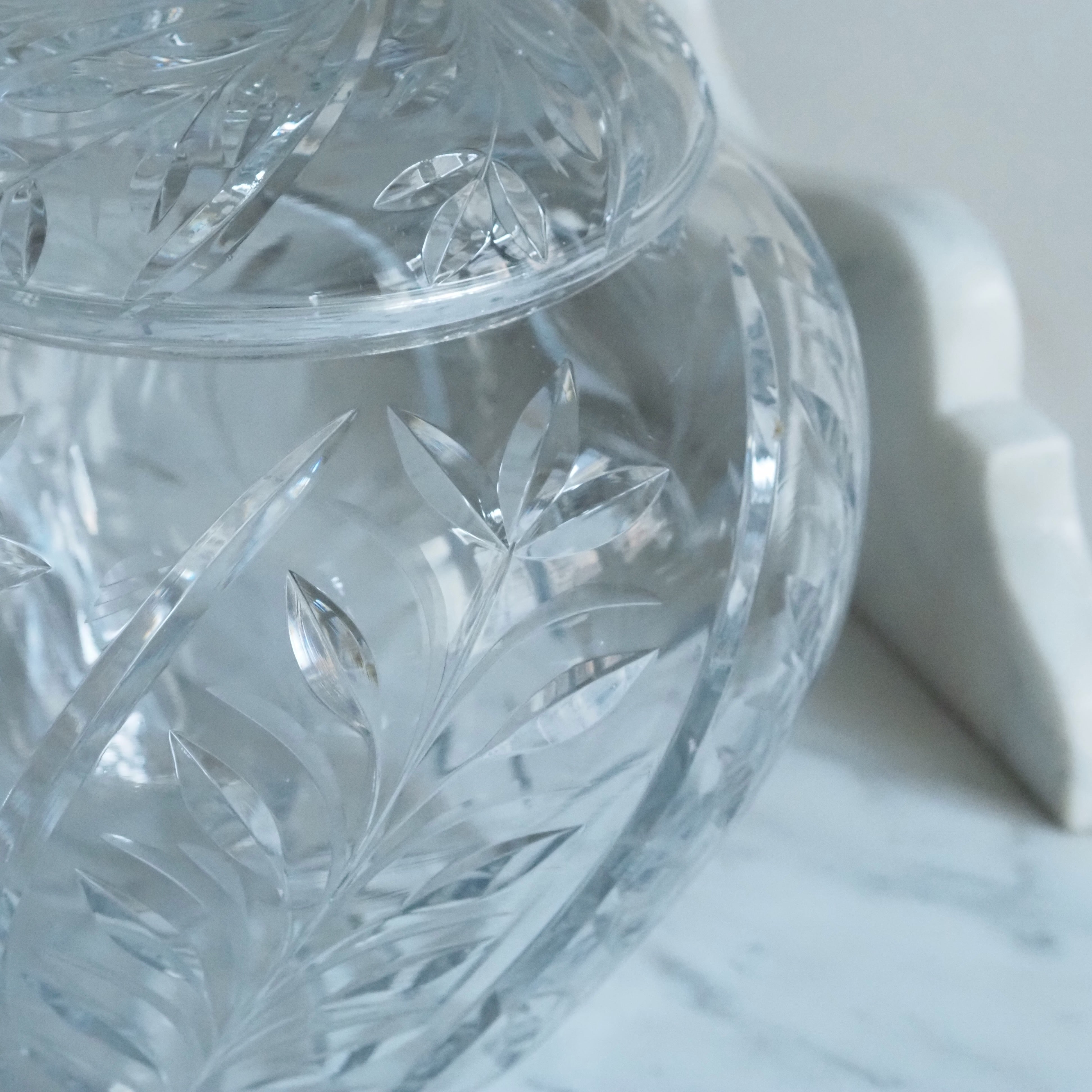 Bowlegefäß aus Glas · floraler Schliff · klassische Tischkultur