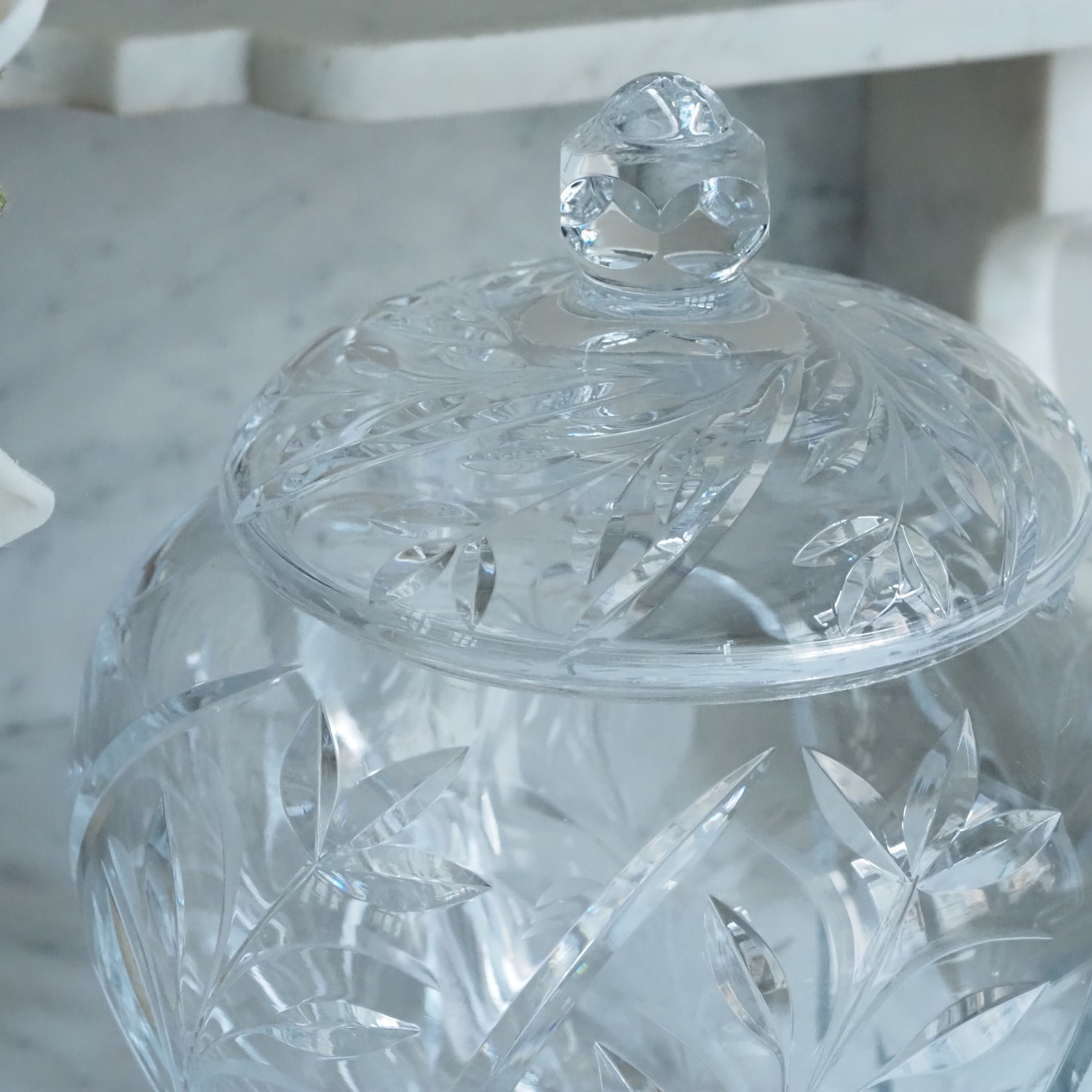 Bowlegefäß aus Glas · floraler Schliff · klassische Tischkultur
