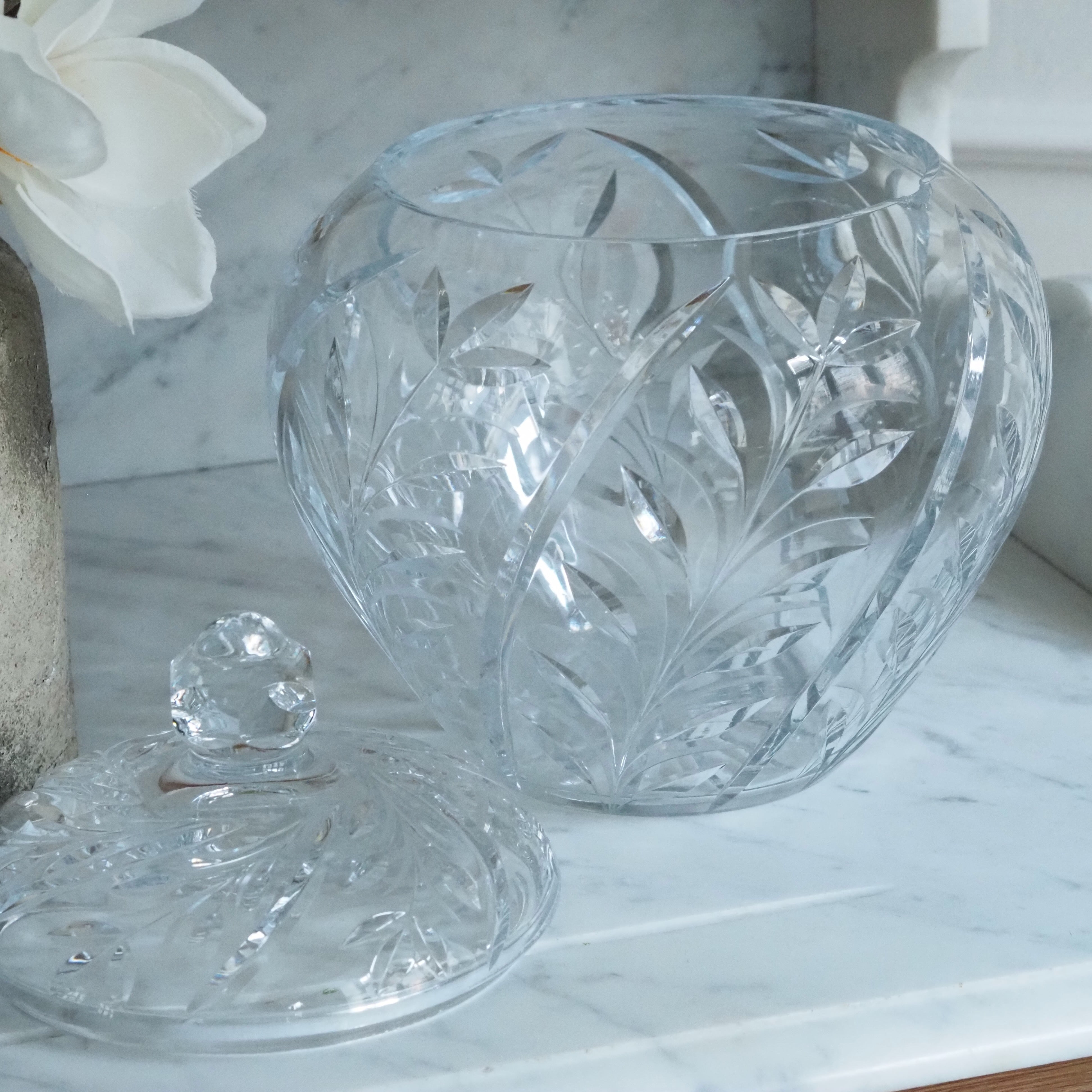 Bowlegefäß aus Glas · floraler Schliff · klassische Tischkultur