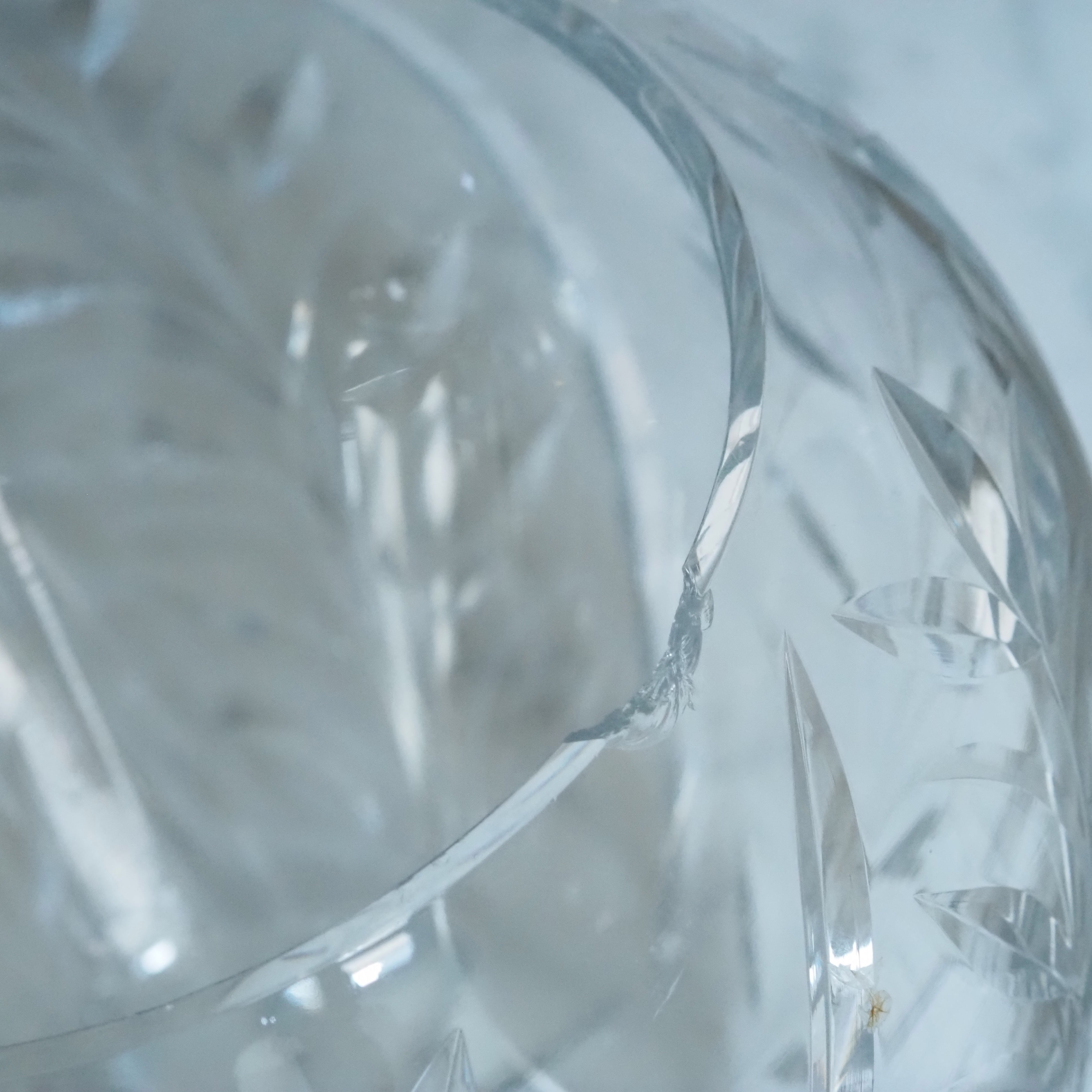 Bowlegefäß aus Glas · floraler Schliff · klassische Tischkultur