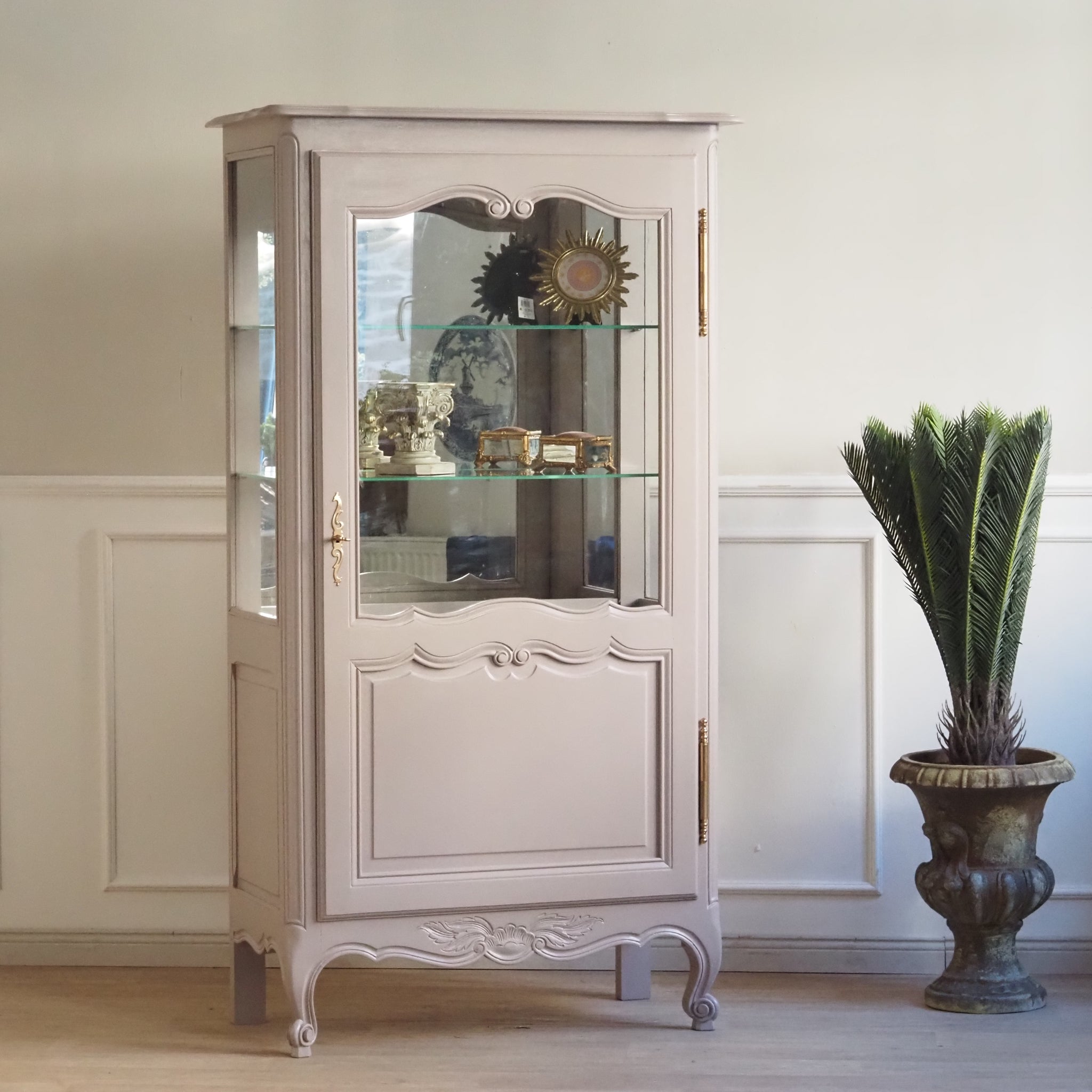 Französische Vitrine um 1900 in neuem Taupe Farbgewand - Eintürig mit Spiegelrückwand