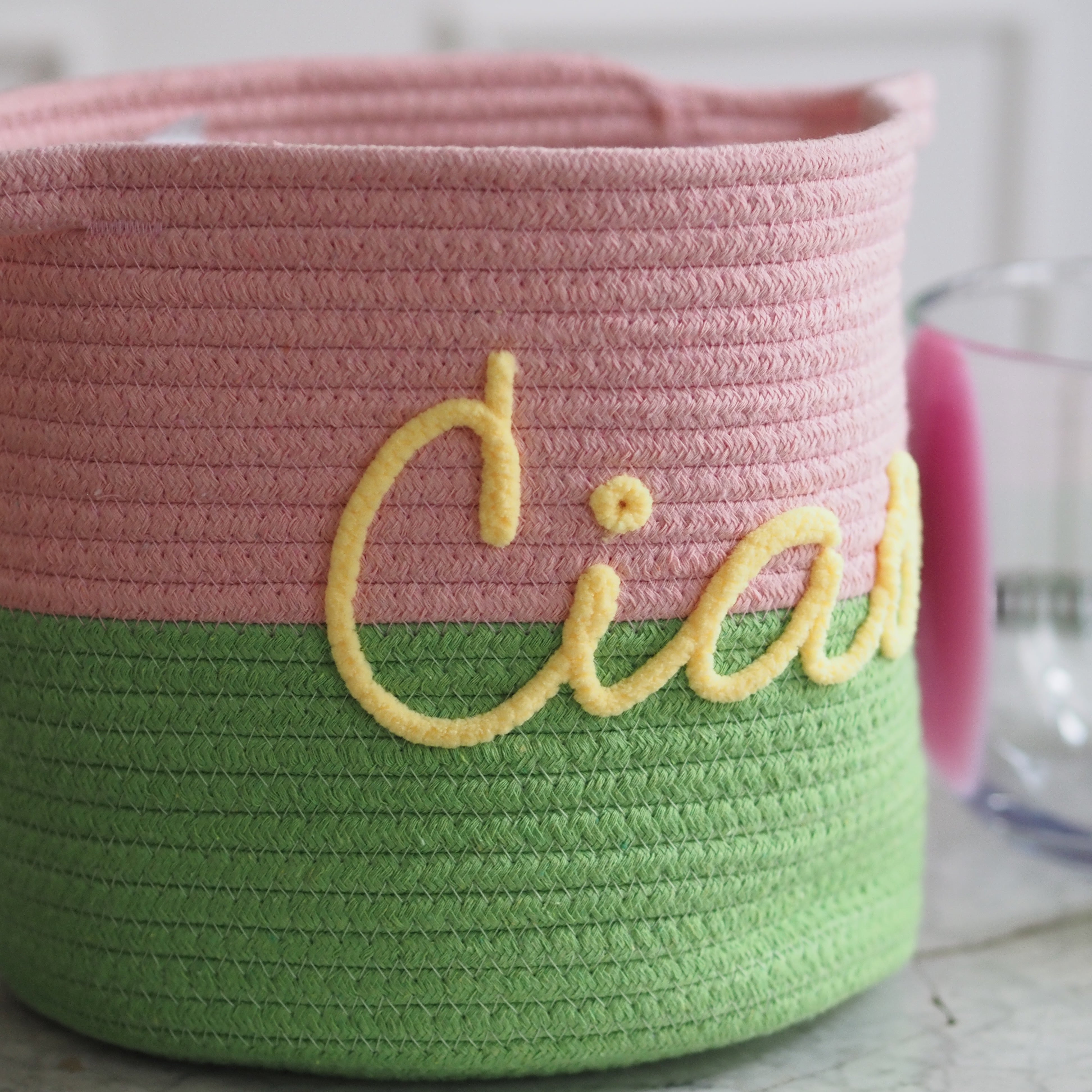Stoffkorb Rosa / Grün · Geflochtene Baumwollkordel mit Schriftzug „Ciao"