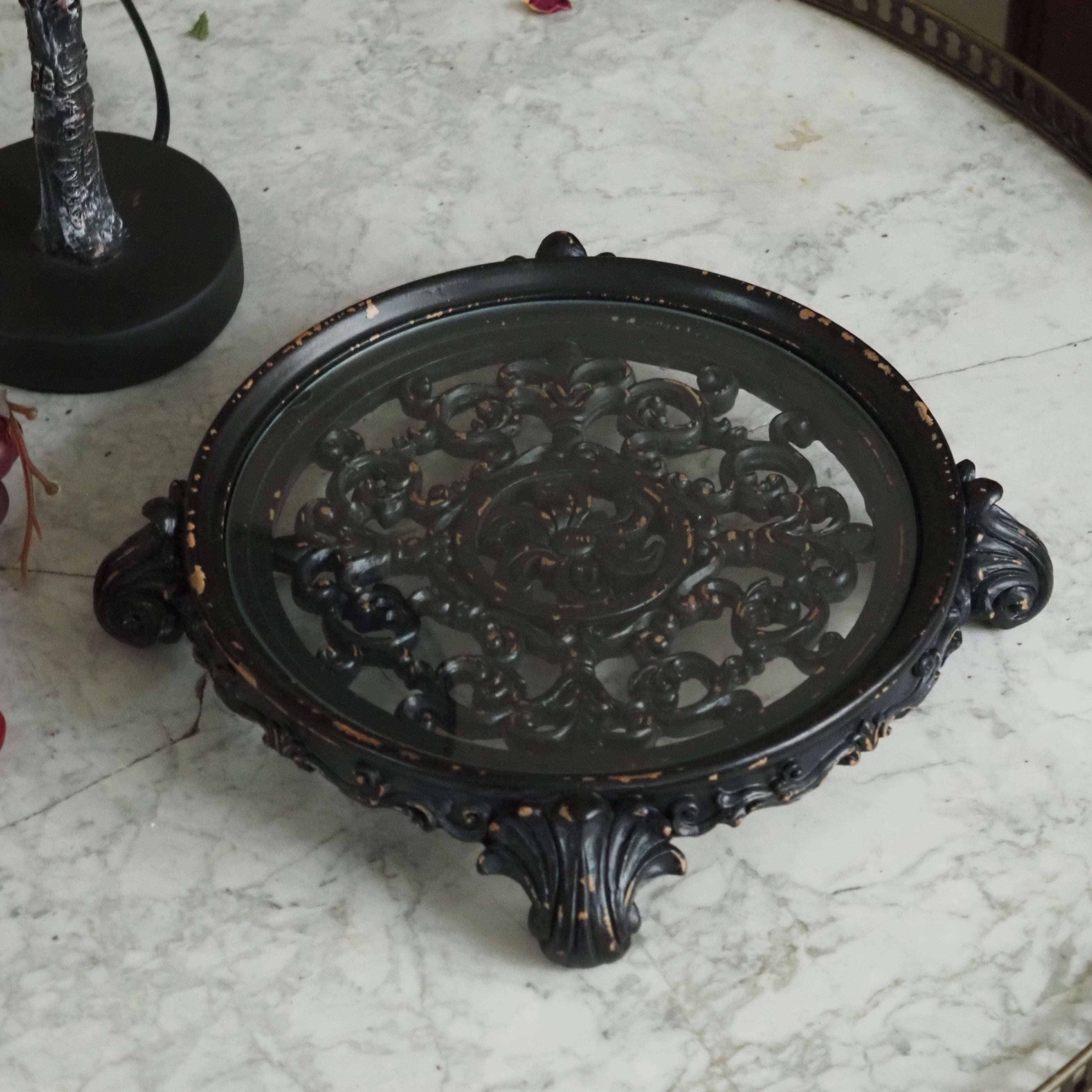 Tablett Schwarz · Ovales Barock-Plateau aus Resin mit Ornamentrelief und Glaseinlage