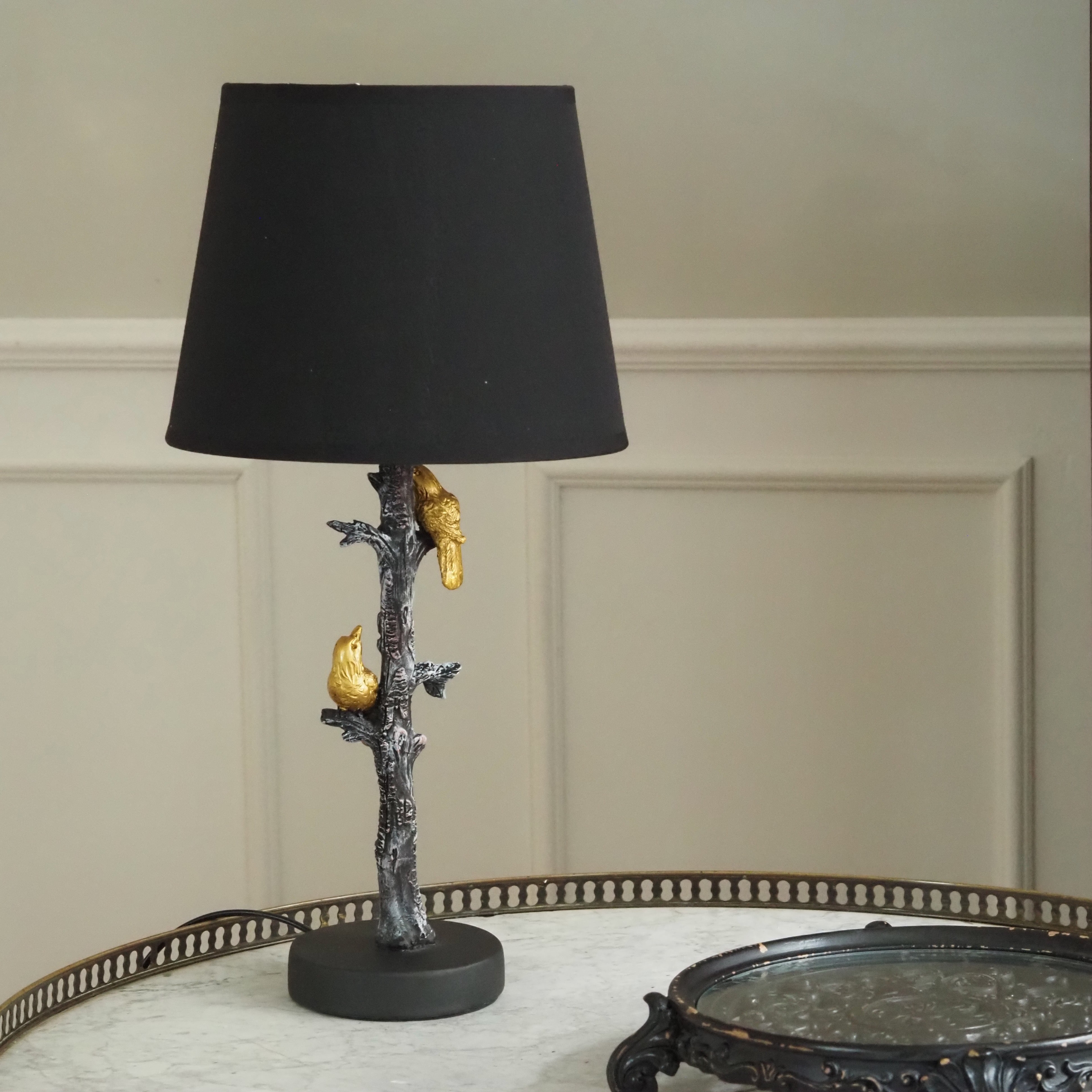 Tischlampe Schwarz · Polyresin-Stamm mit Vogelmotiv Gold Mid-Century Style