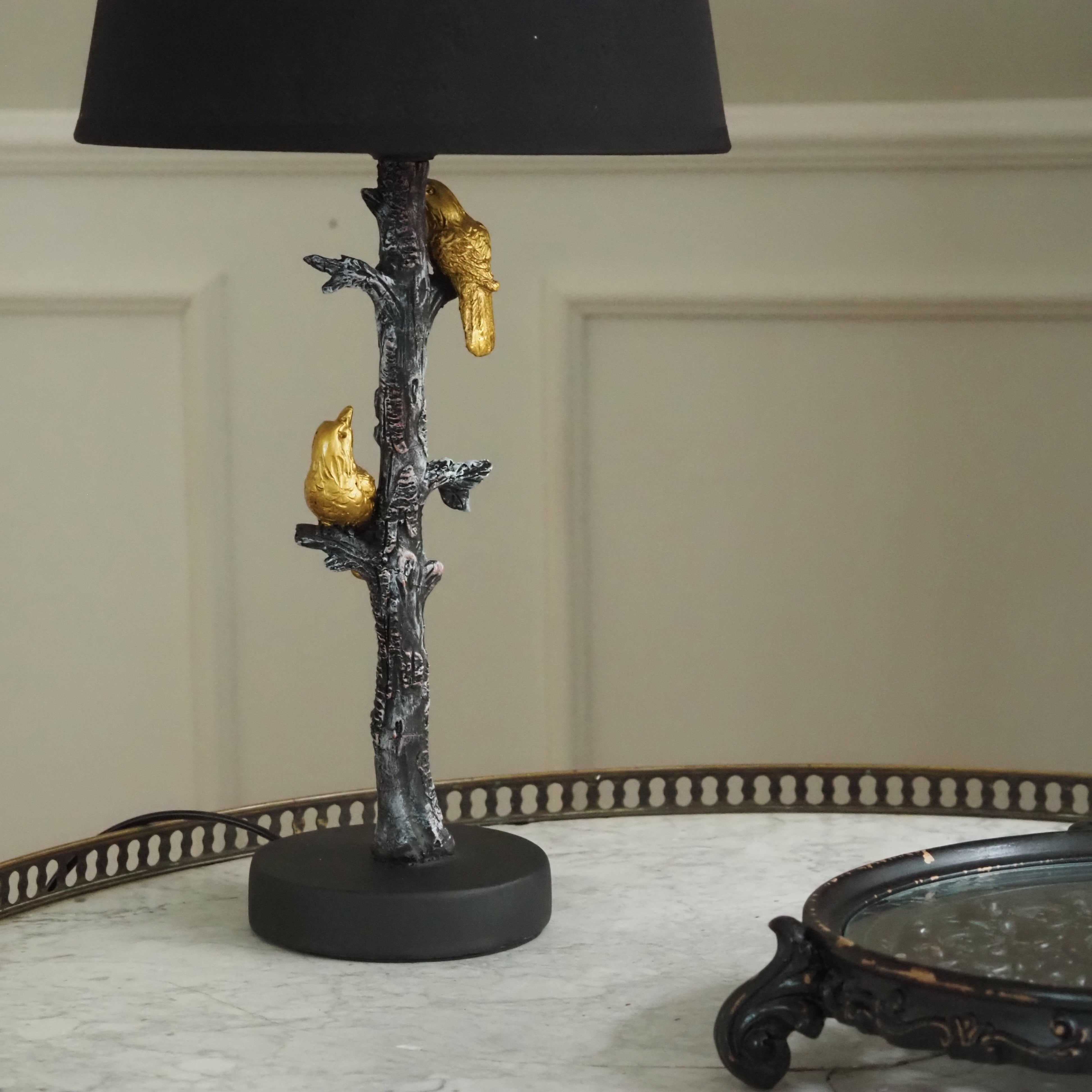 Tischlampe Schwarz · Polyresin-Stamm mit Vogelmotiv Gold Mid-Century Style