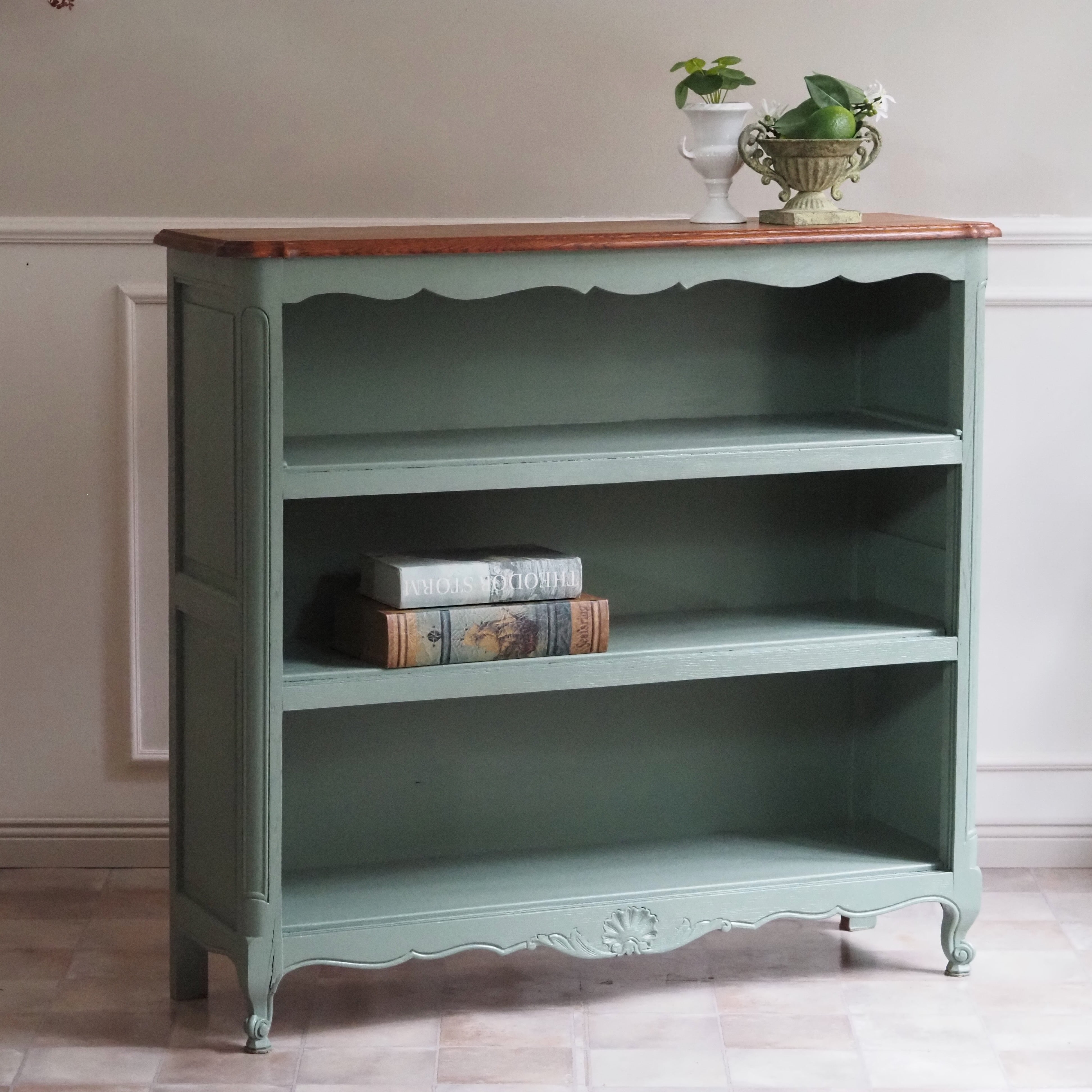 Bücherregal Louis XV Stil, Eiche massiv, um 1960