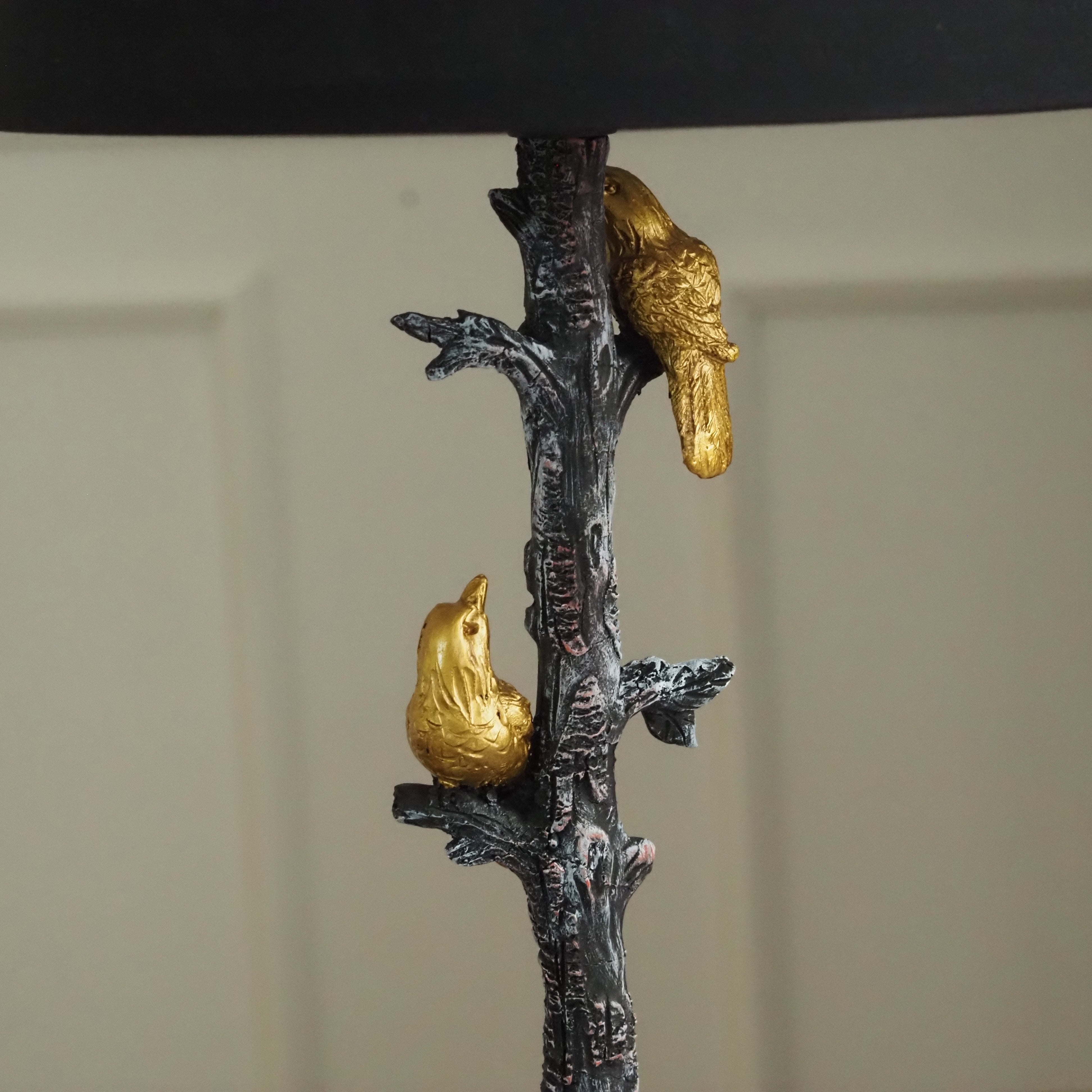 Tischlampe Schwarz · Polyresin-Stamm mit Vogelmotiv Gold Mid-Century Style