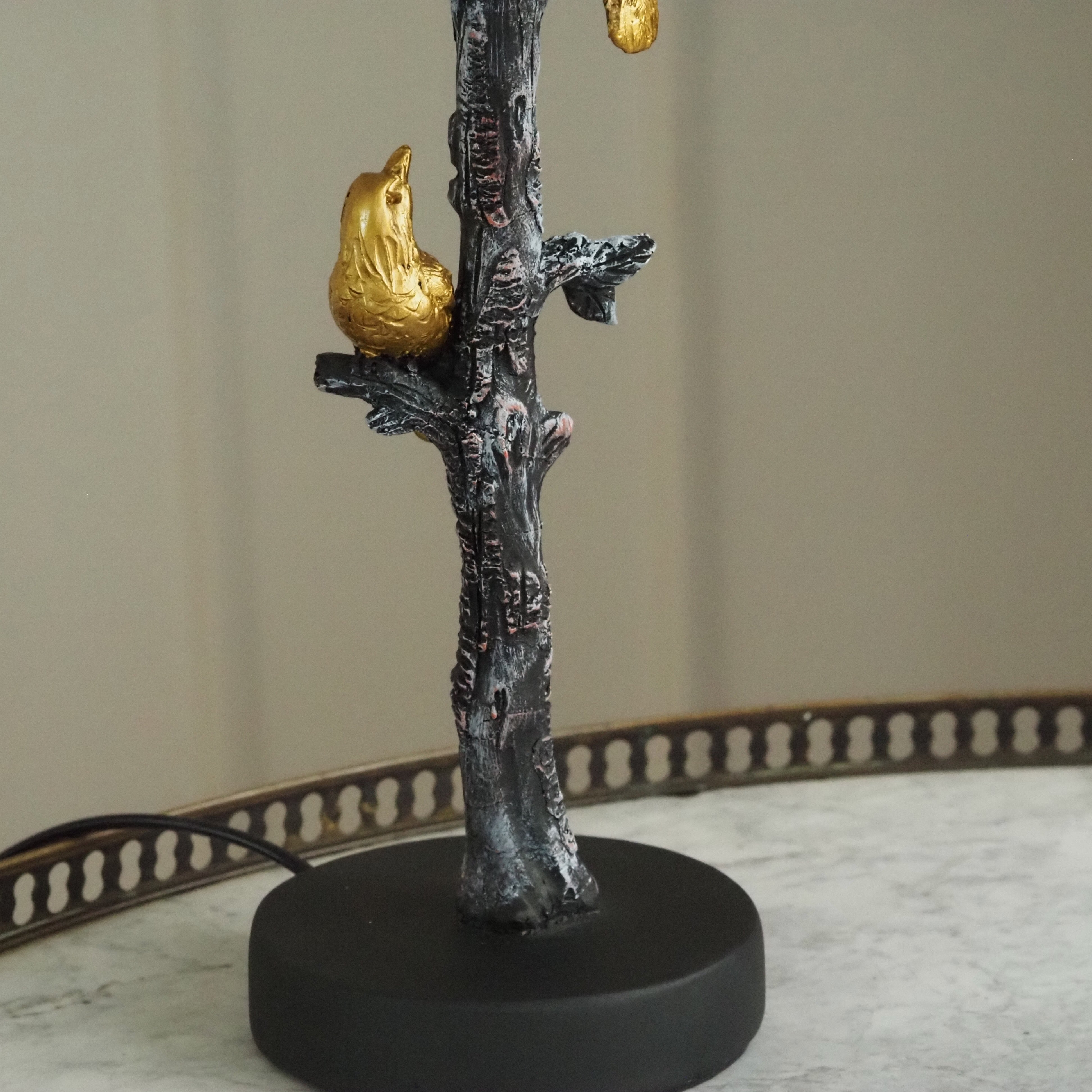Tischlampe Schwarz · Polyresin-Stamm mit Vogelmotiv Gold Mid-Century Style