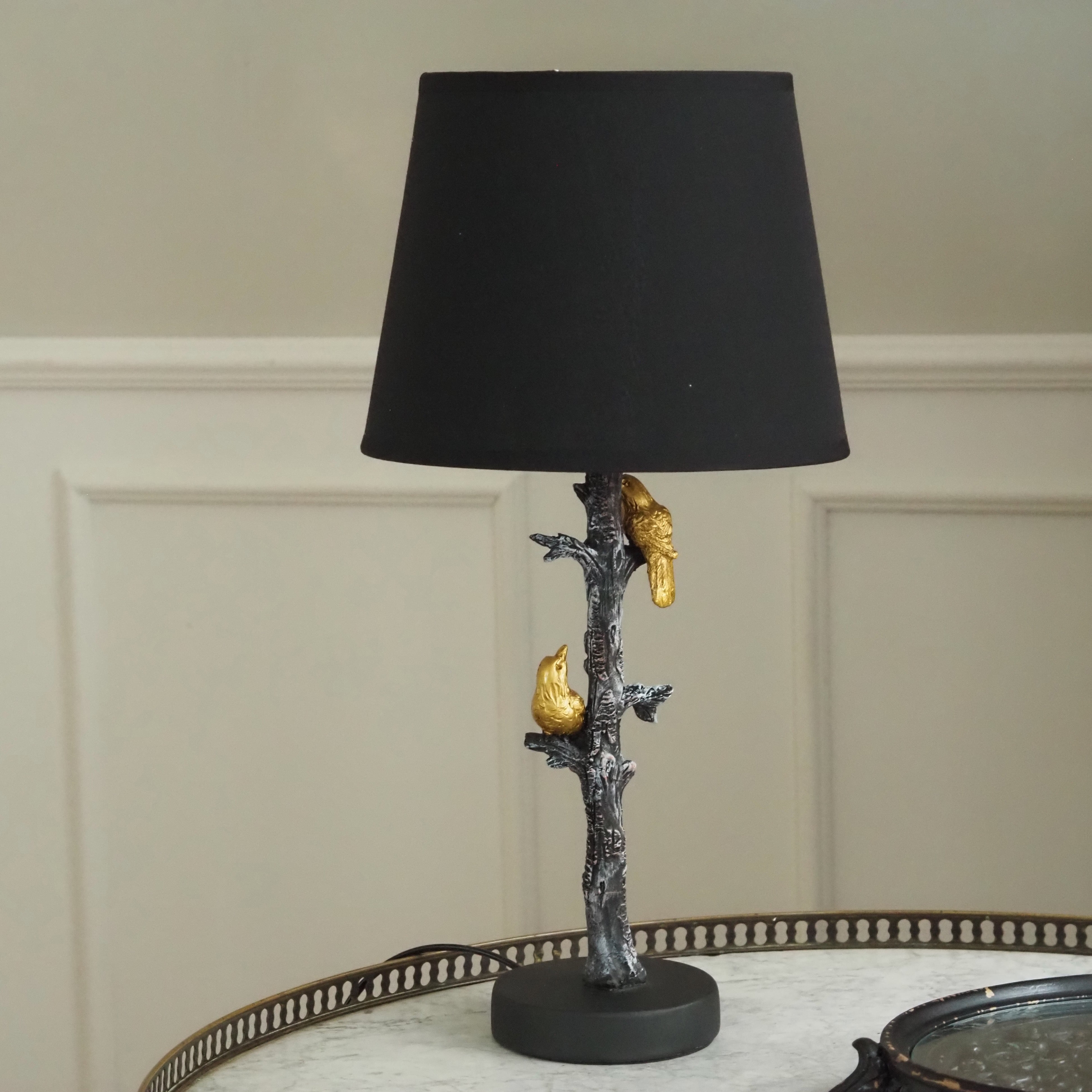 Tischlampe Schwarz · Polyresin-Stamm mit Vogelmotiv Gold Mid-Century Style