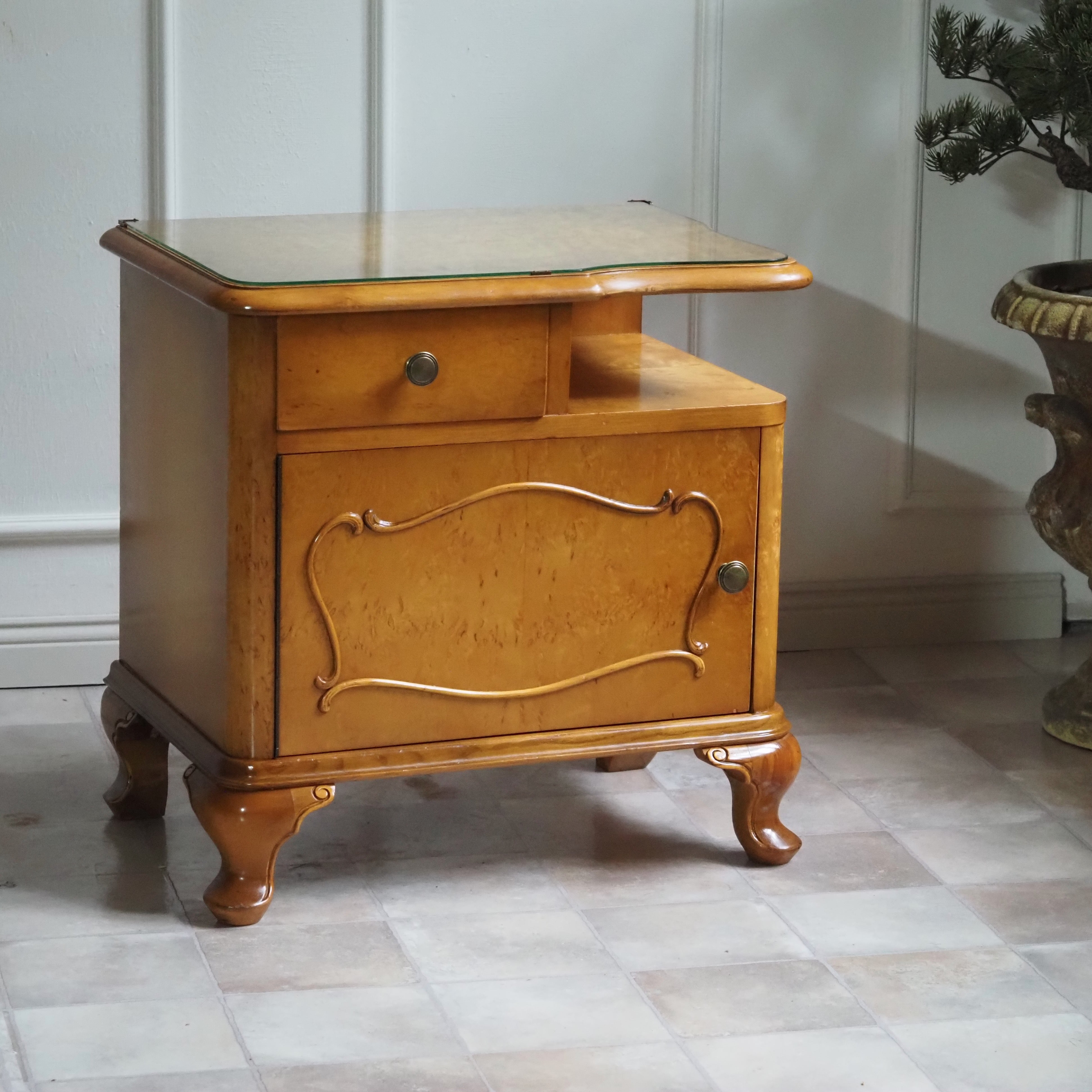 Nachttisch Louis XV Stil Vogelaugenahorn um 1950