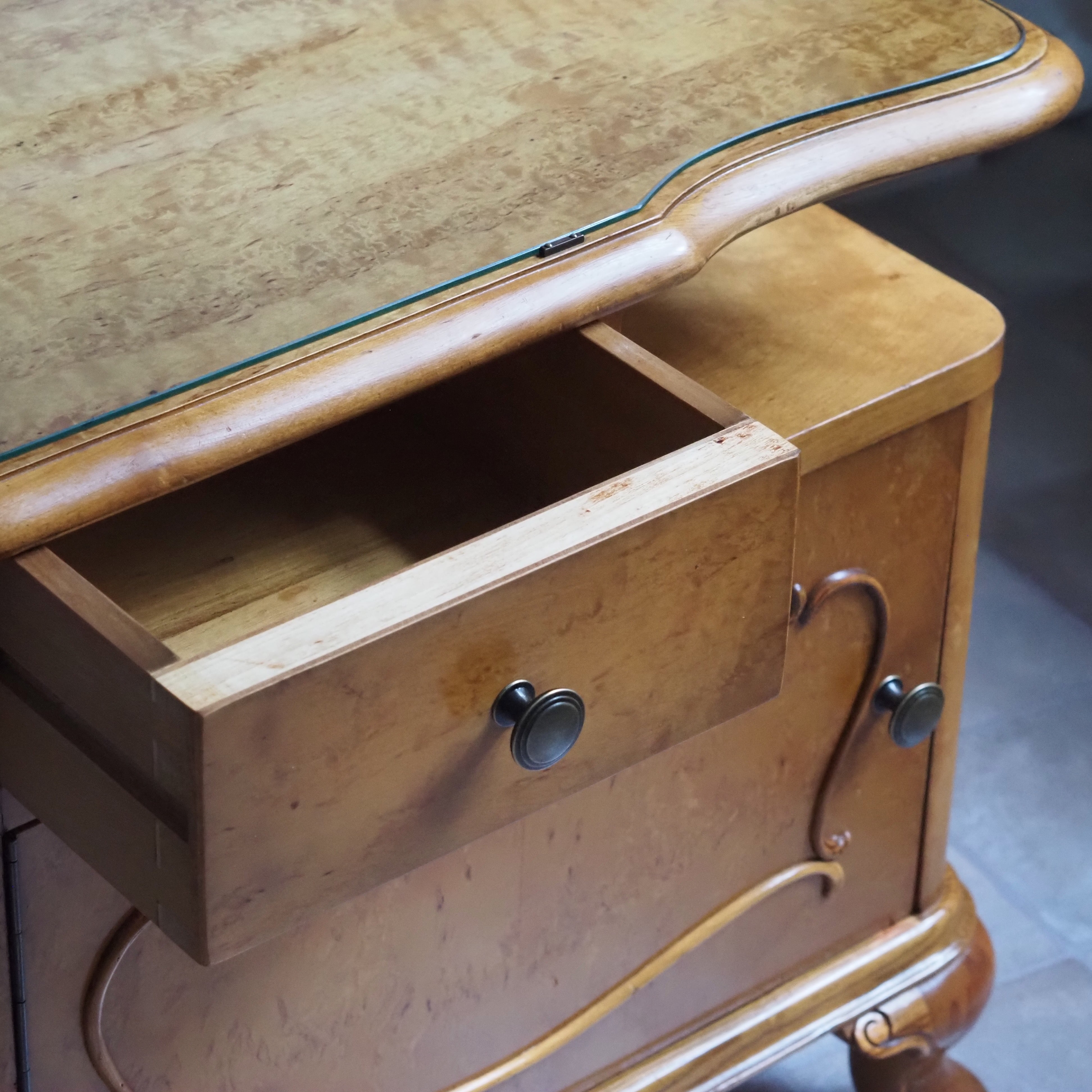 Nachttisch Louis XV Stil Vogelaugenahorn um 1950