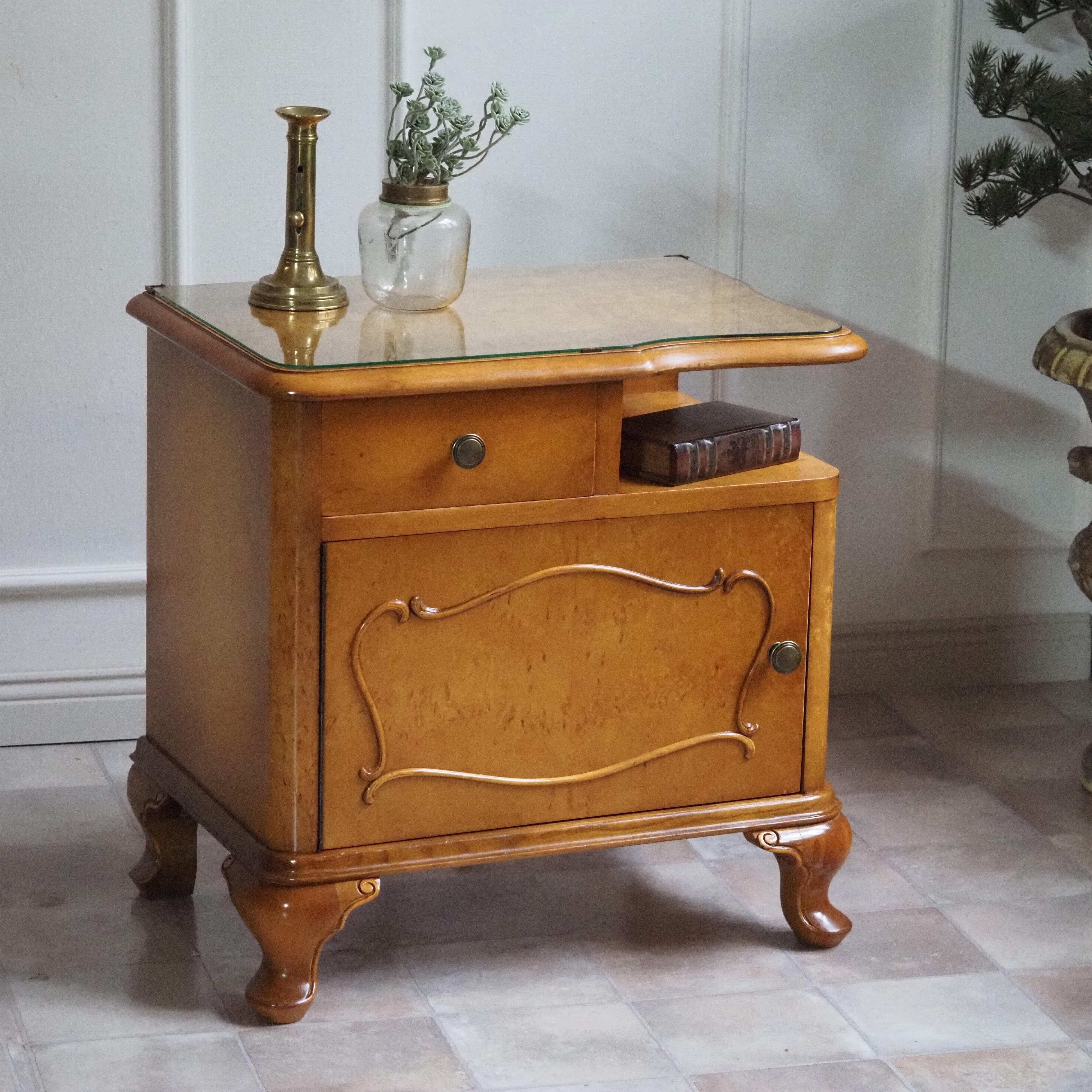 Nachttisch Louis XV Stil Vogelaugenahorn um 1950