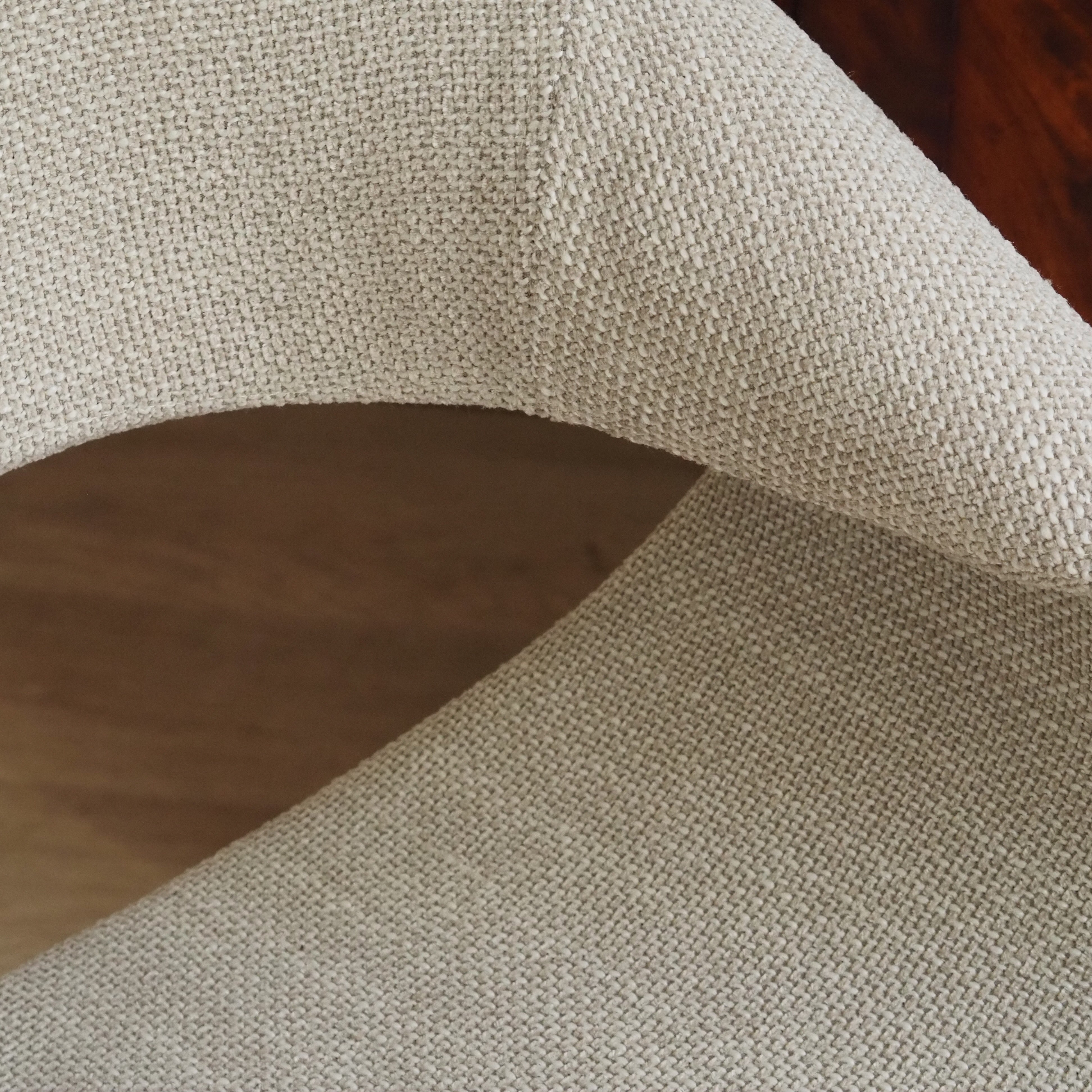 Design Armlehnstuhl / Esszimmerstuhl mit offenem Rückenausschnitt – Strukturgewebe Naturweiß, Schwarz Metall