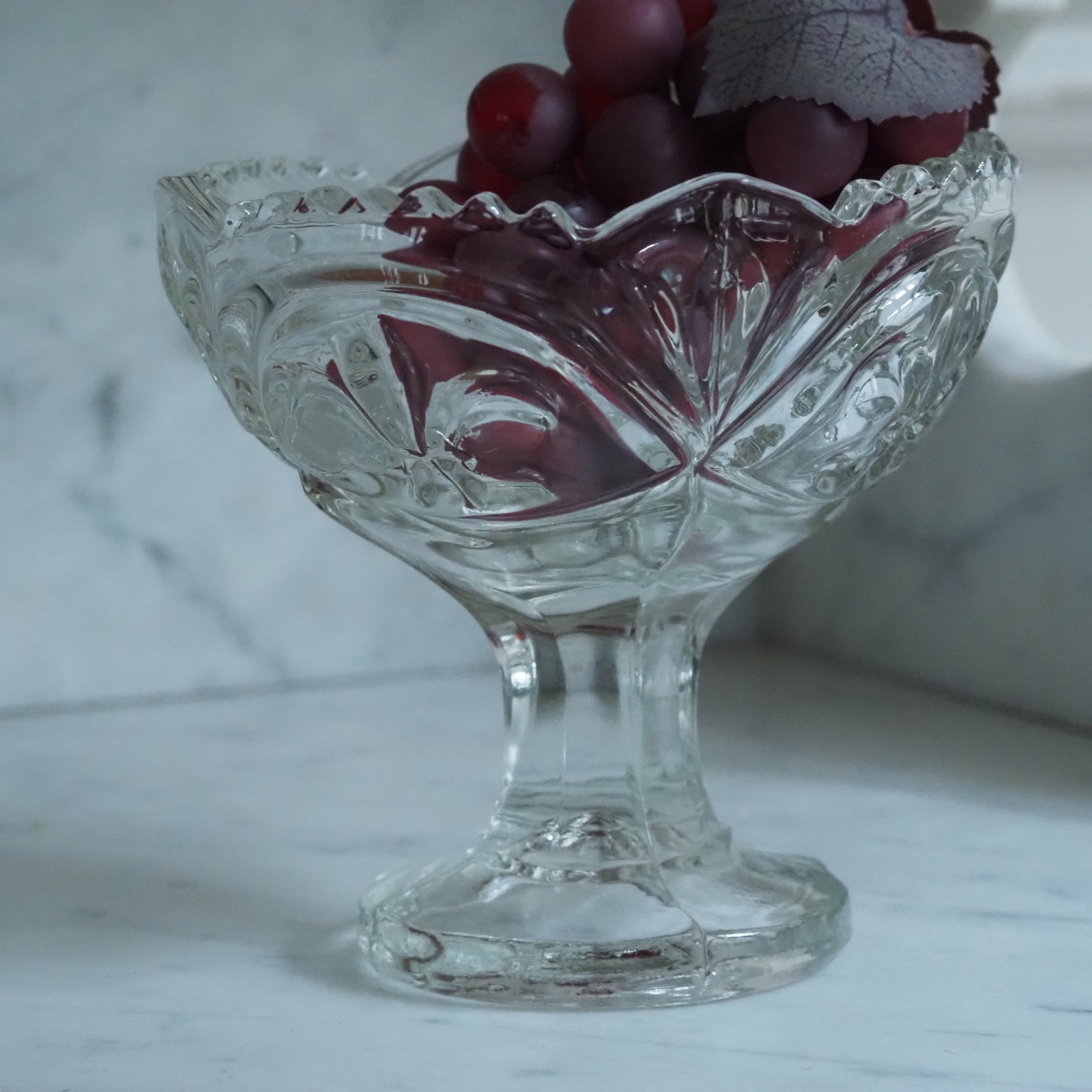 Glasschale auf Fuß · Lilienrelief · klassisch inspiriert