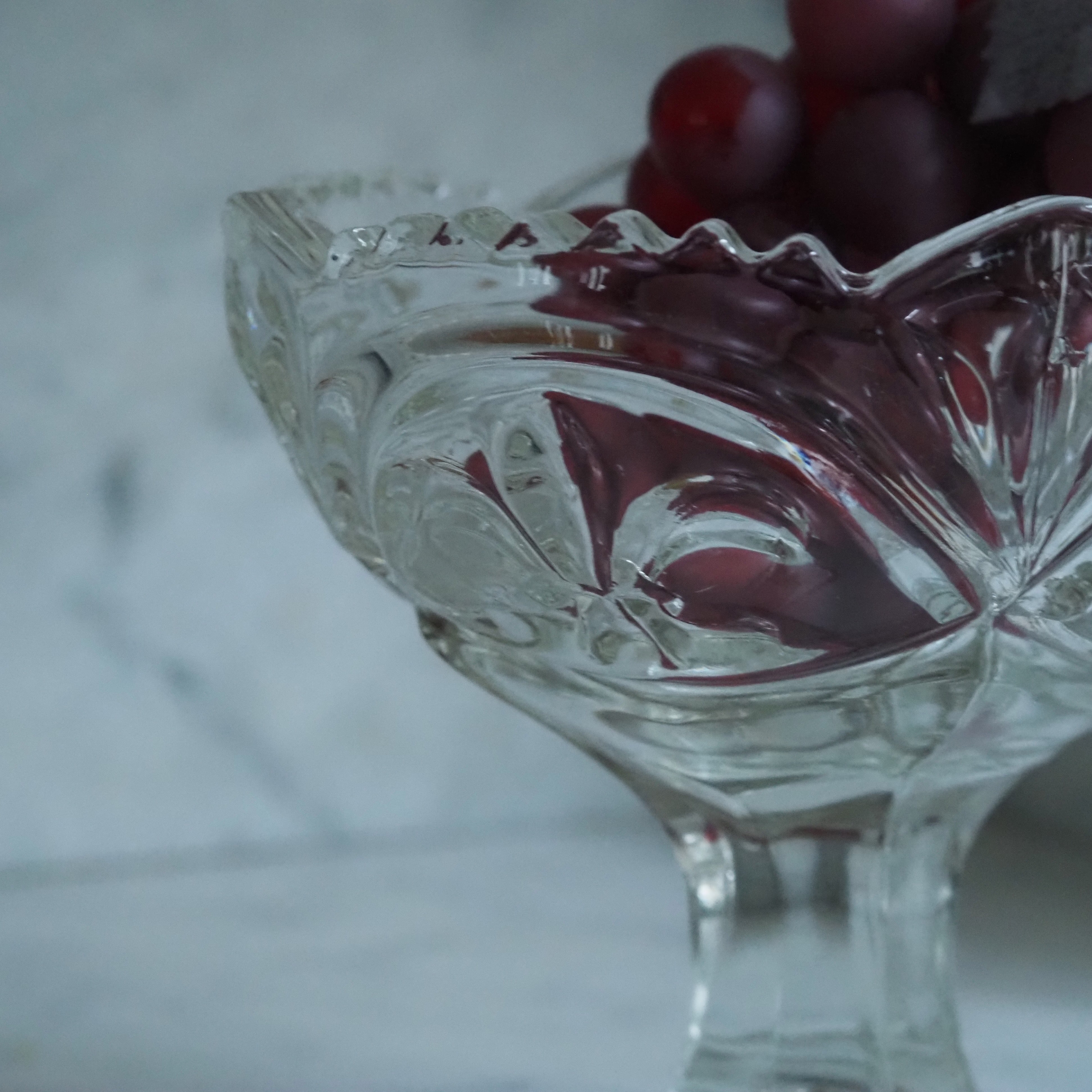 Glasschale auf Fuß · Lilienrelief · klassisch inspiriert