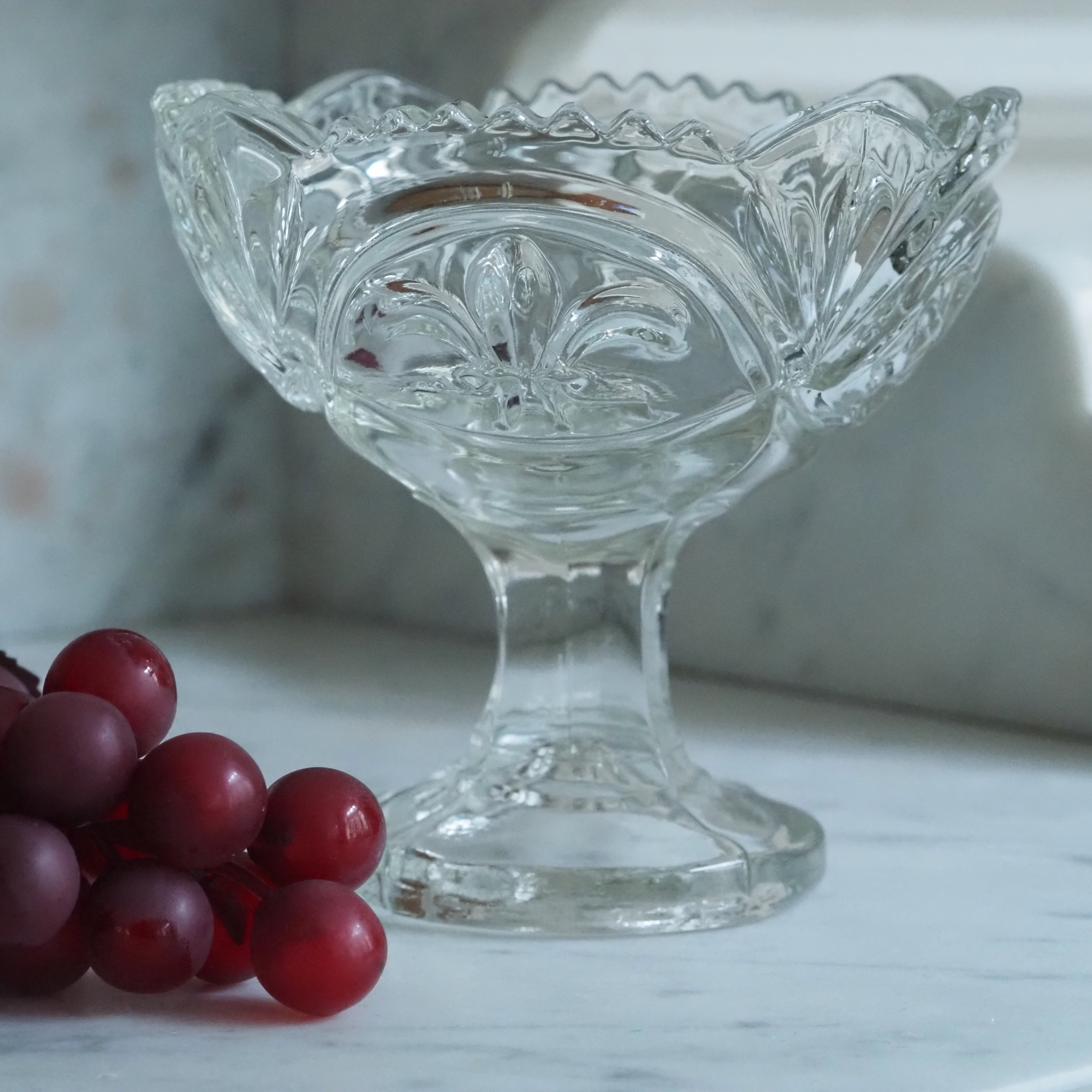 Glasschale auf Fuß · Lilienrelief · klassisch inspiriert