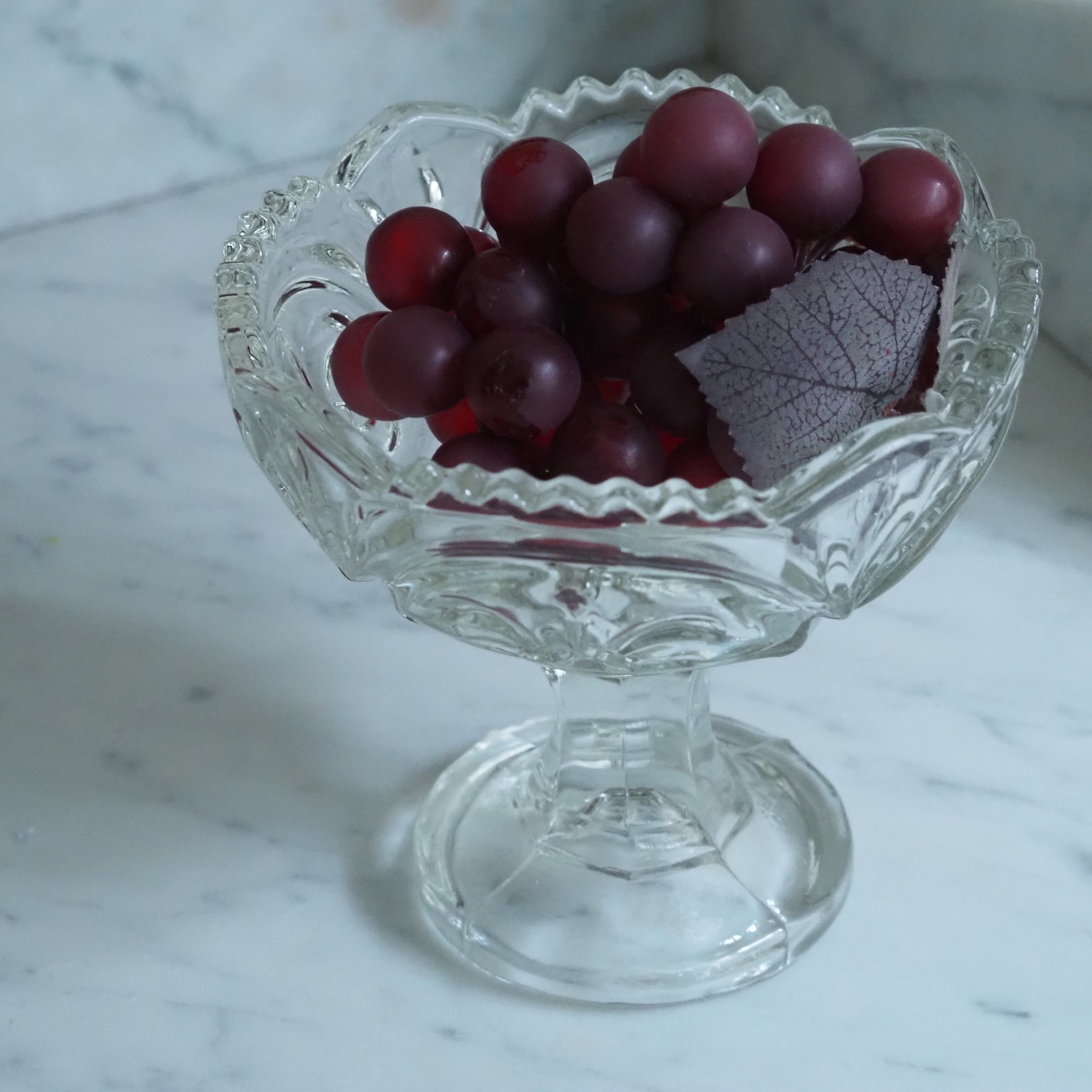 Glasschale auf Fuß · Lilienrelief · klassisch inspiriert