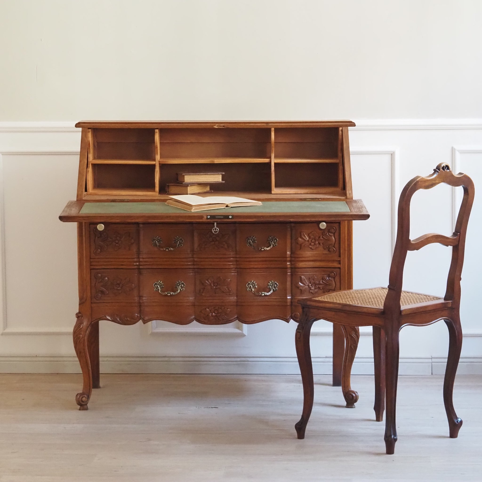 Französischer Sekretär im Louis XV Stil - Schubladen und Fächer