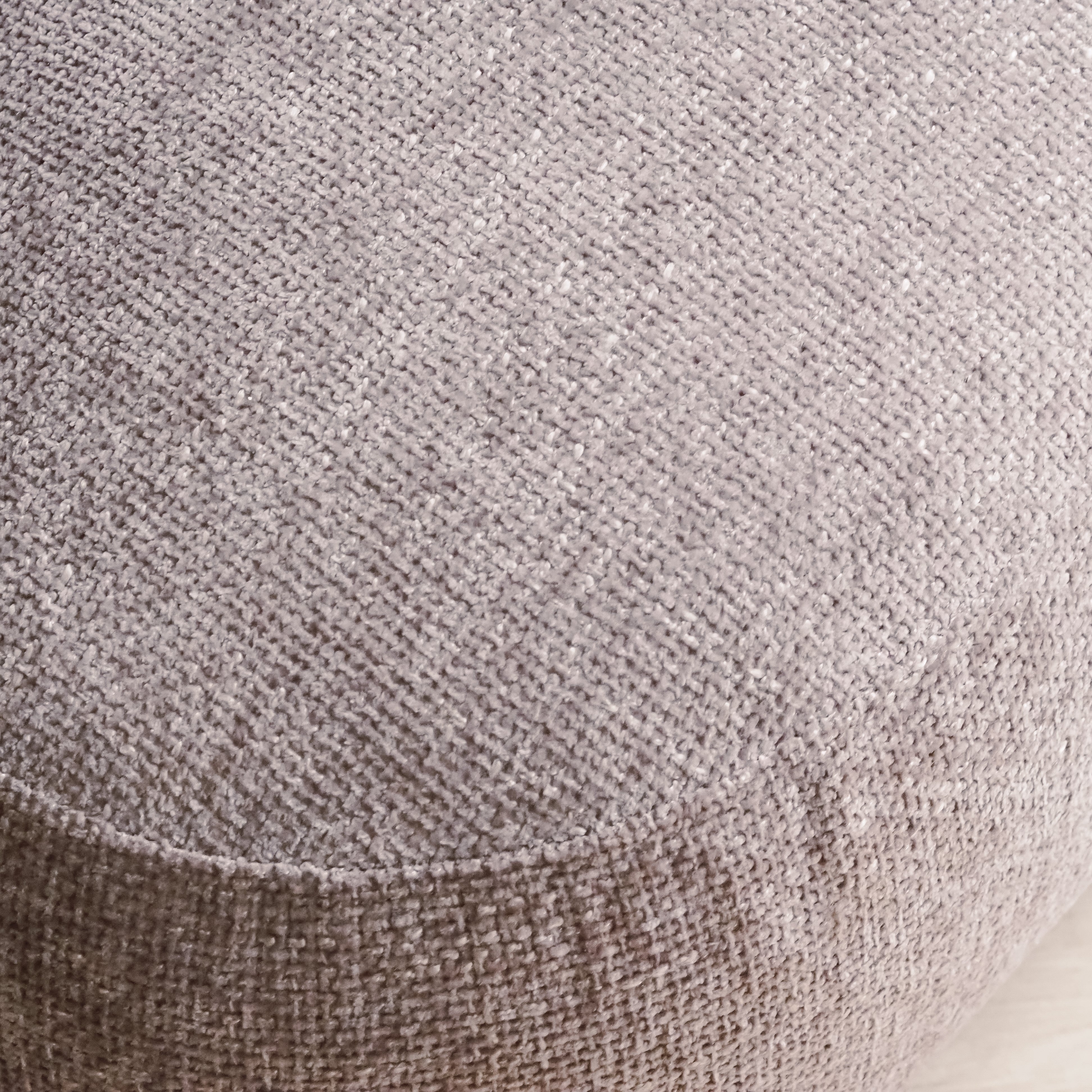 Gepolsterter Sessel mit halbrundem Korpus und bezogenen Füßen – grobgewebter Textilbezug Mauve-Grau