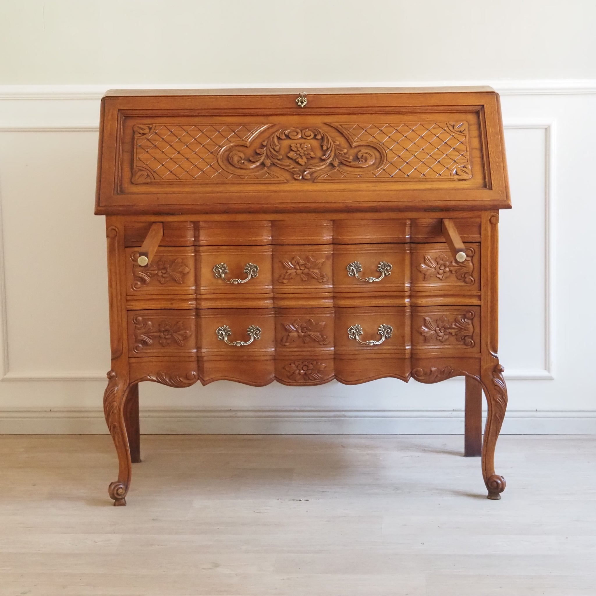 Französischer Sekretär im Louis XV Stil - Schubladen und Fächer