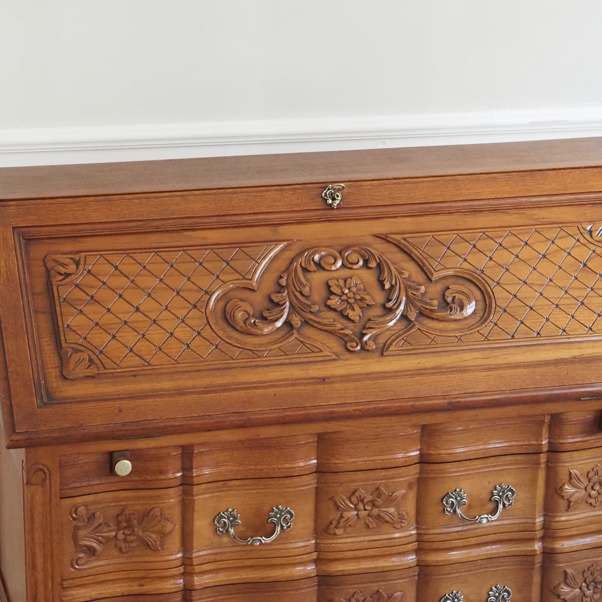 Französischer Sekretär im Louis XV Stil - Schubladen und Fächer