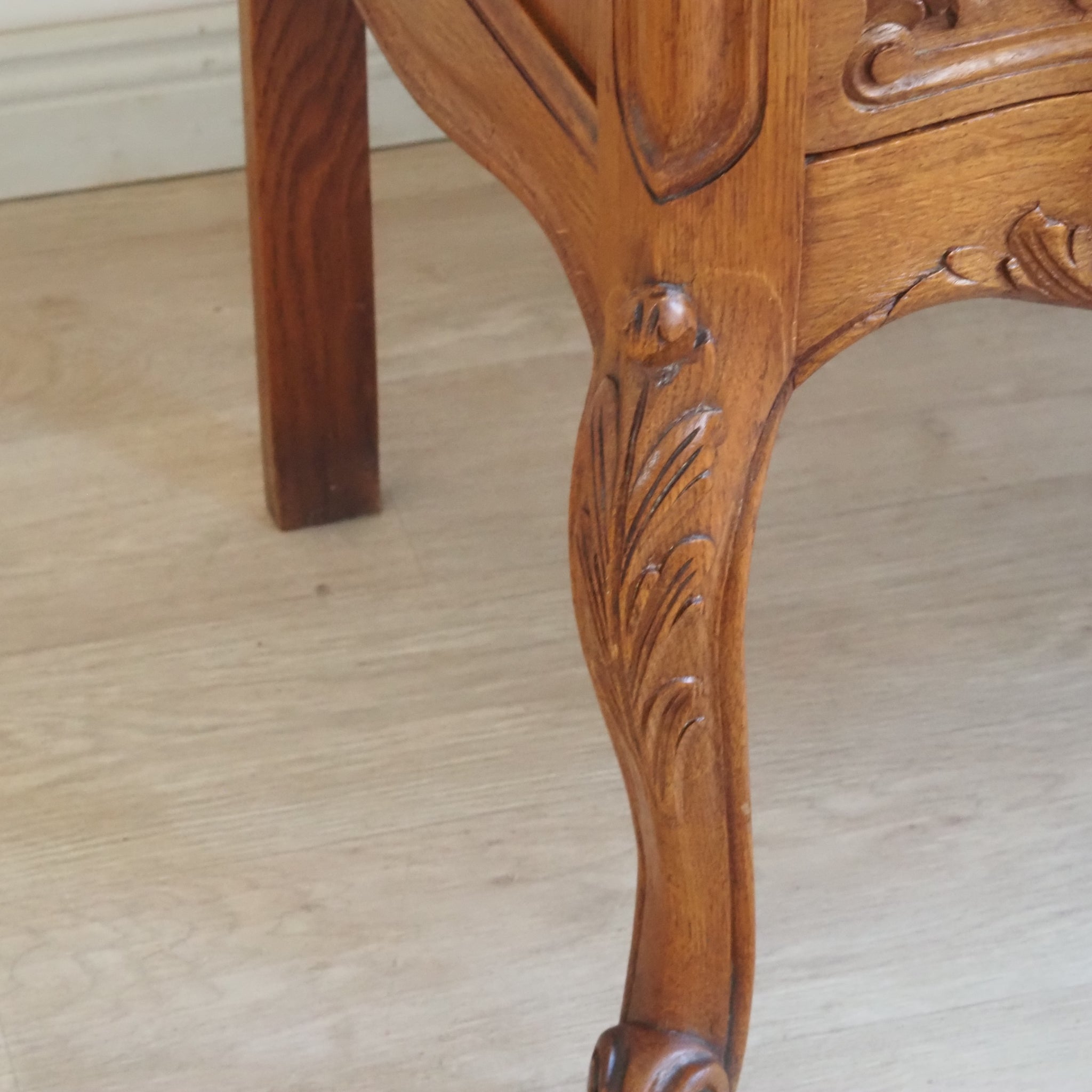 Französischer Sekretär im Louis XV Stil - Schubladen und Fächer