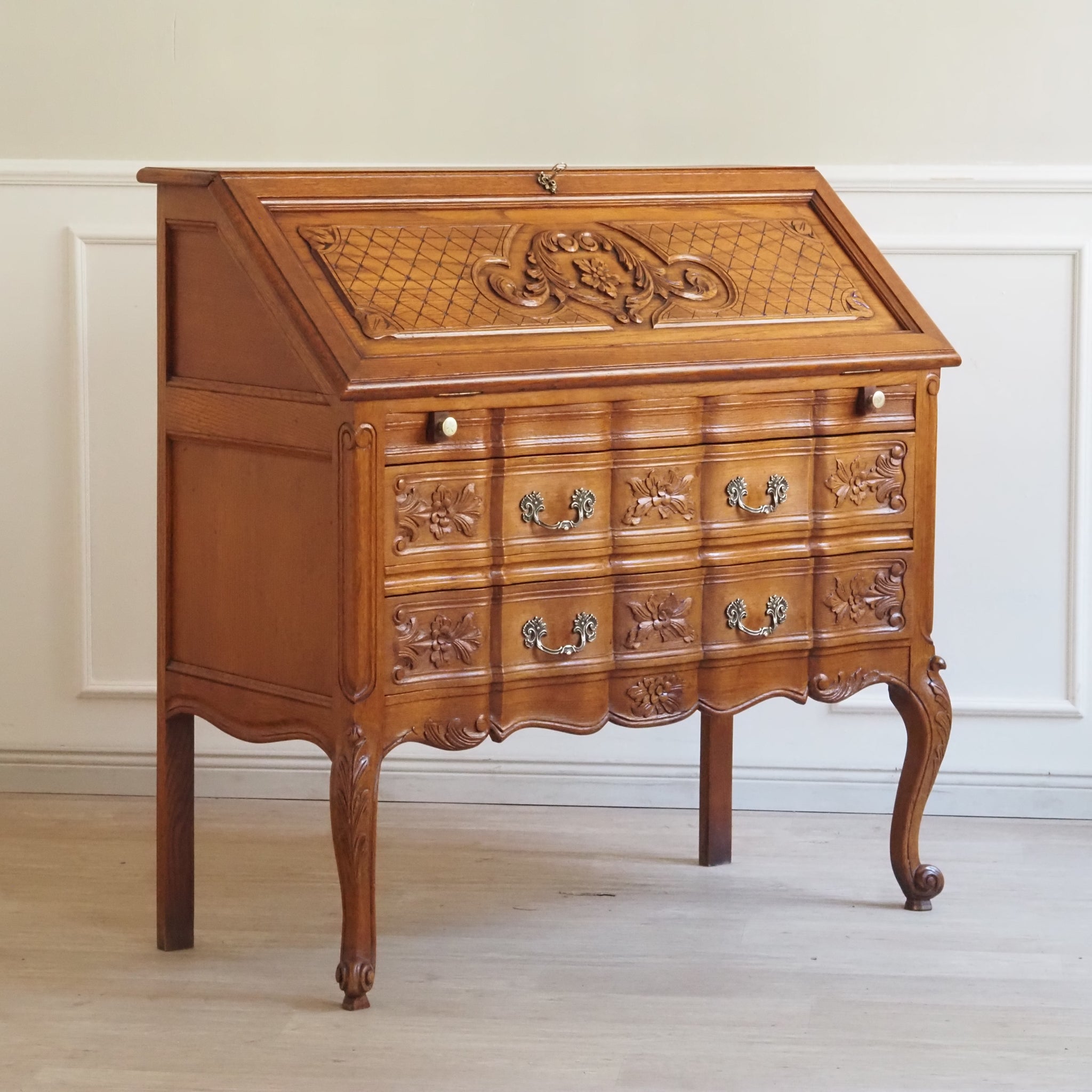 Französischer Sekretär im Louis XV Stil - Schubladen und Fächer