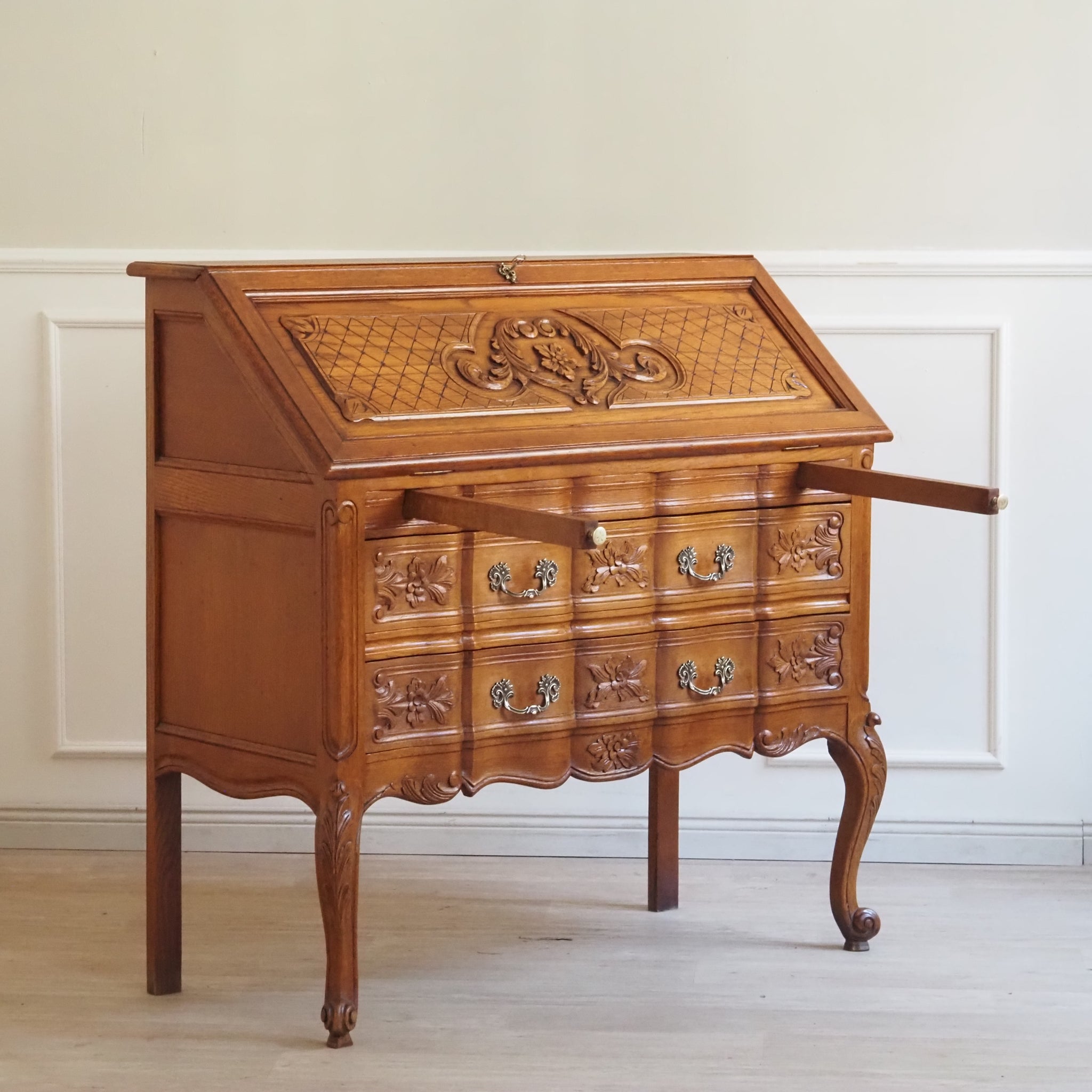 Französischer Sekretär im Louis XV Stil - Schubladen und Fächer