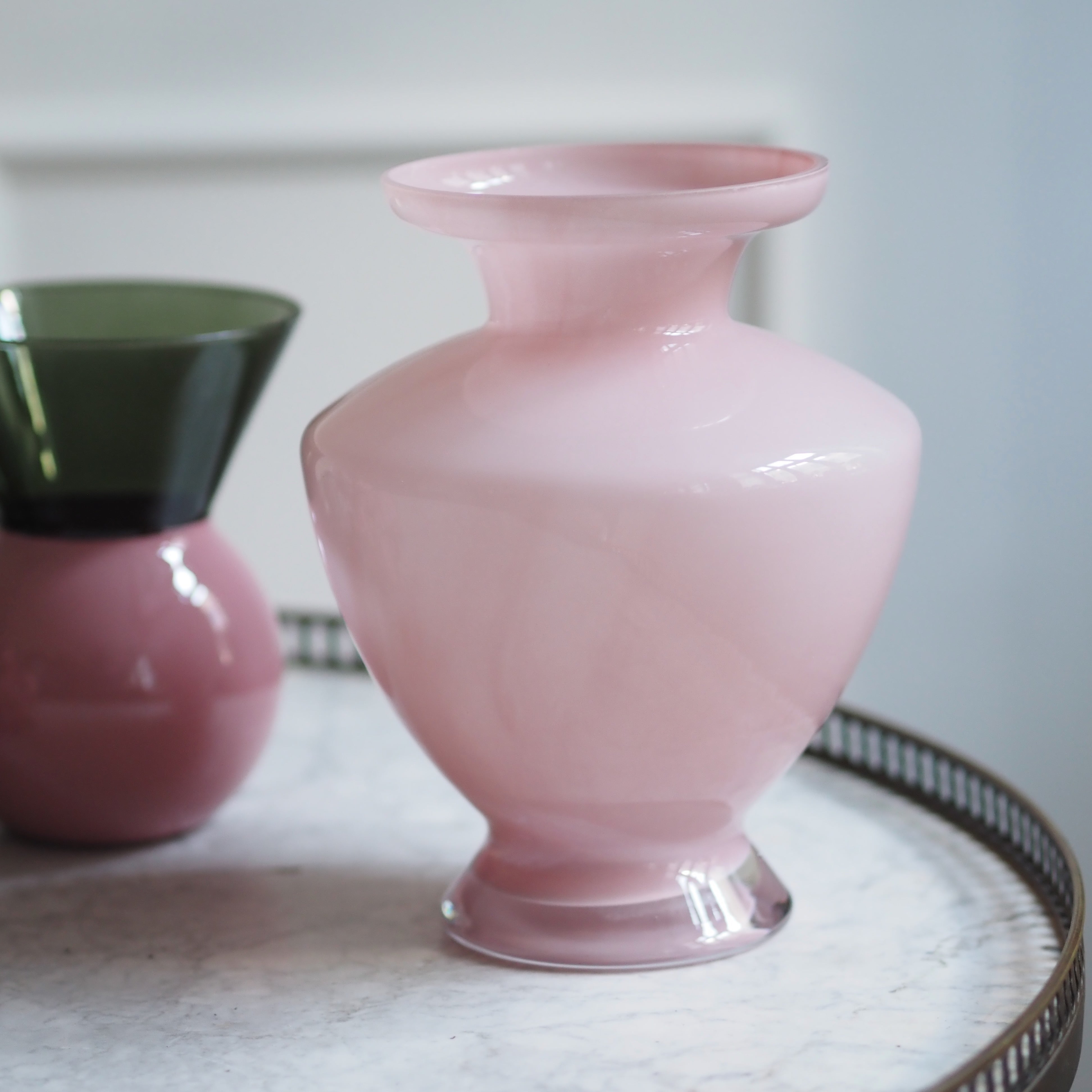Vase Rosa · Mundgeblasenes Opalglas in Amphorenform