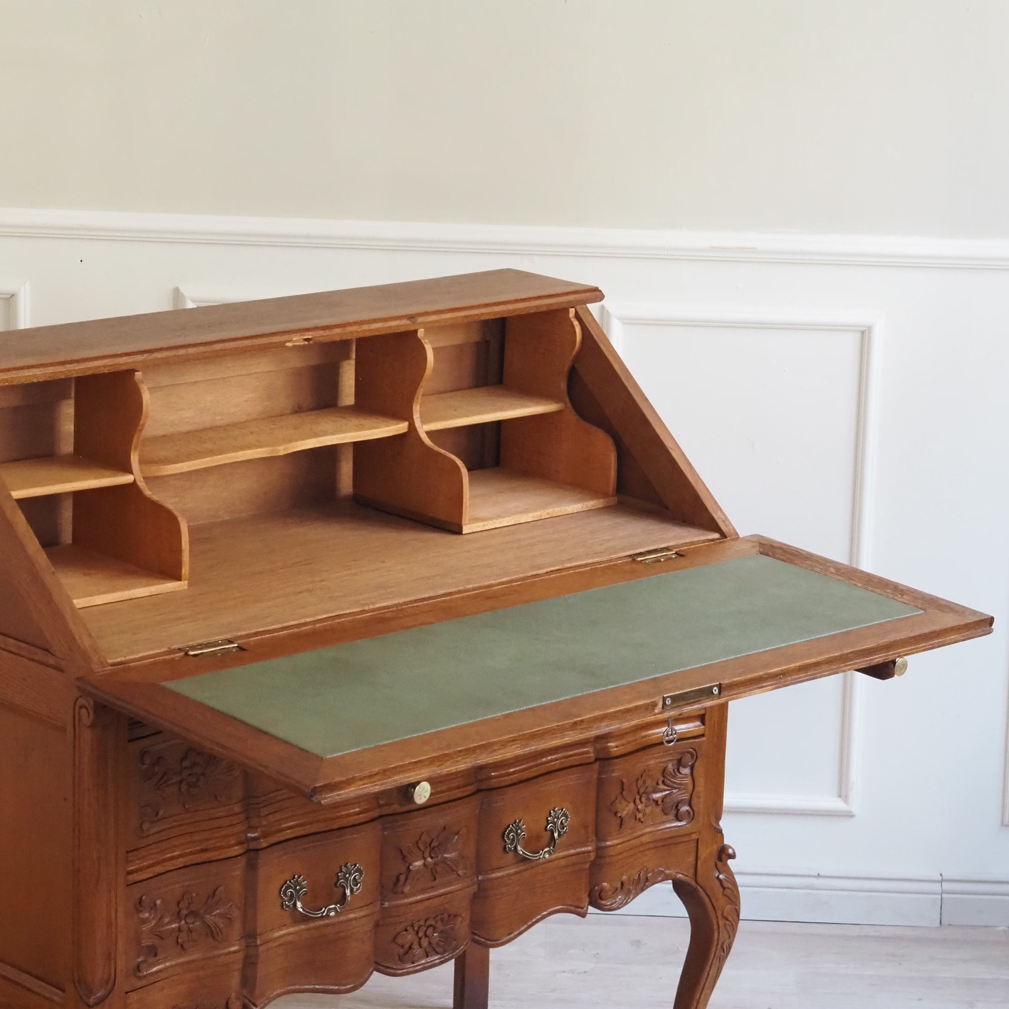 Französischer Sekretär im Louis XV Stil - Schubladen und Fächer