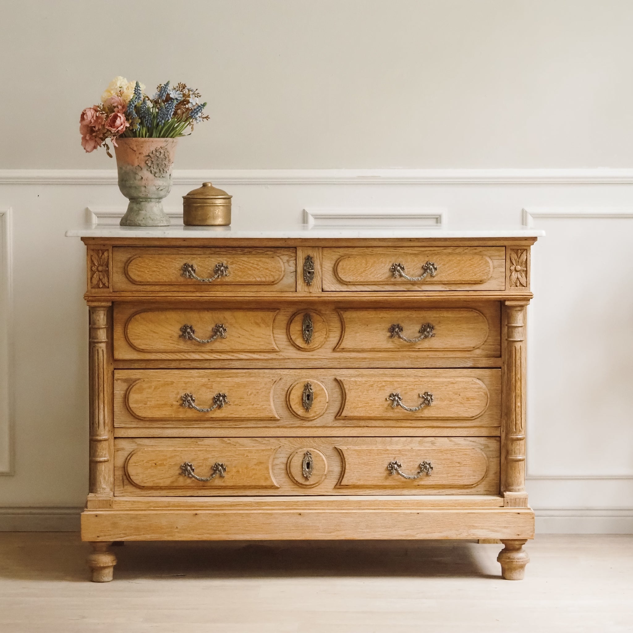 Französische Landhaus Kommode mit 5 Schubladen in Eiche Natur - Antike Marmorkommode