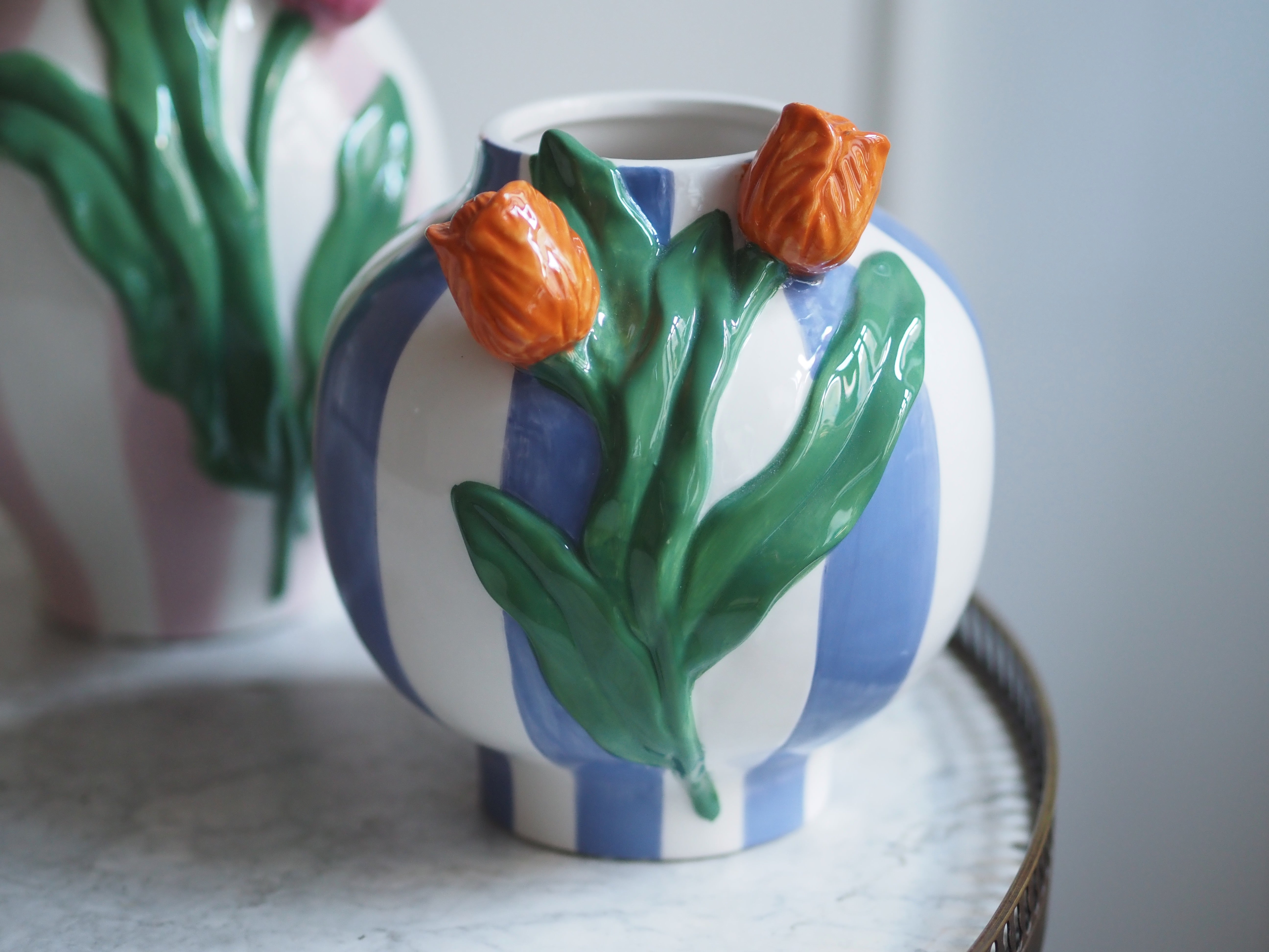 Vase mit Tulpenrelief · gestreiftes Steingut in dekorativer Moderne