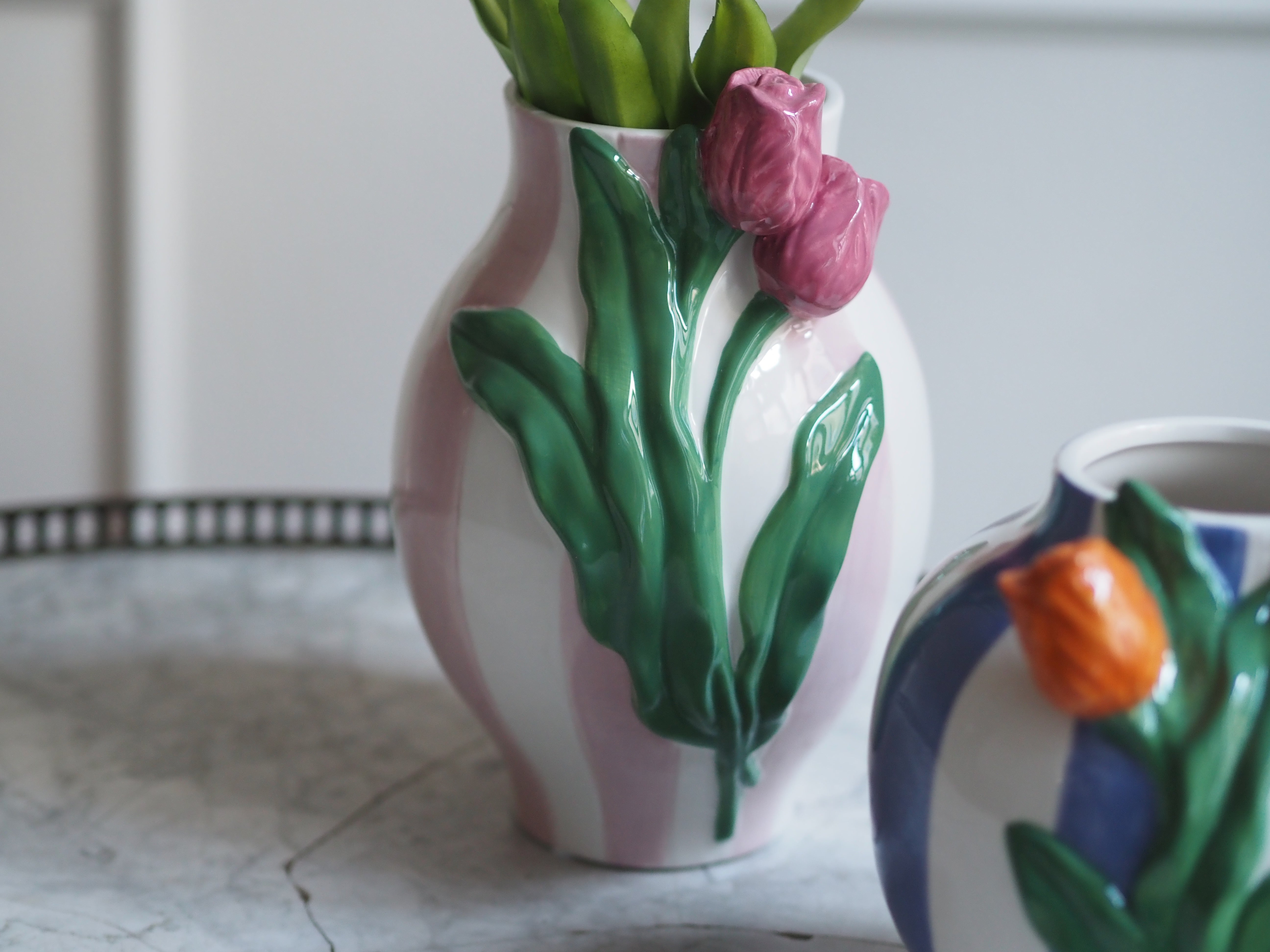 Vase mit Tulpenrelief · keramische Blütenvase mit Streifendekor