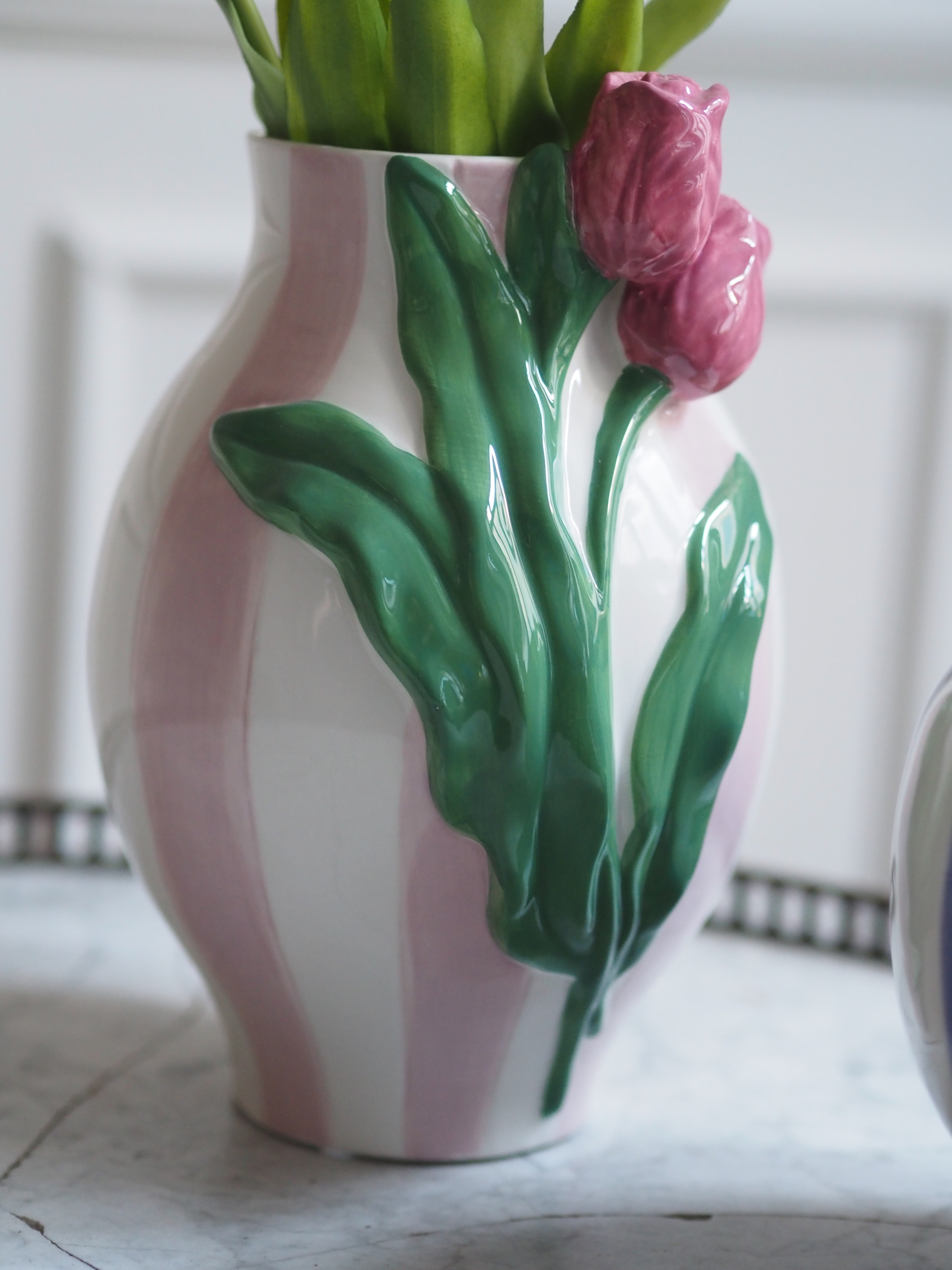 Vase mit Tulpenrelief · keramische Blütenvase mit Streifendekor