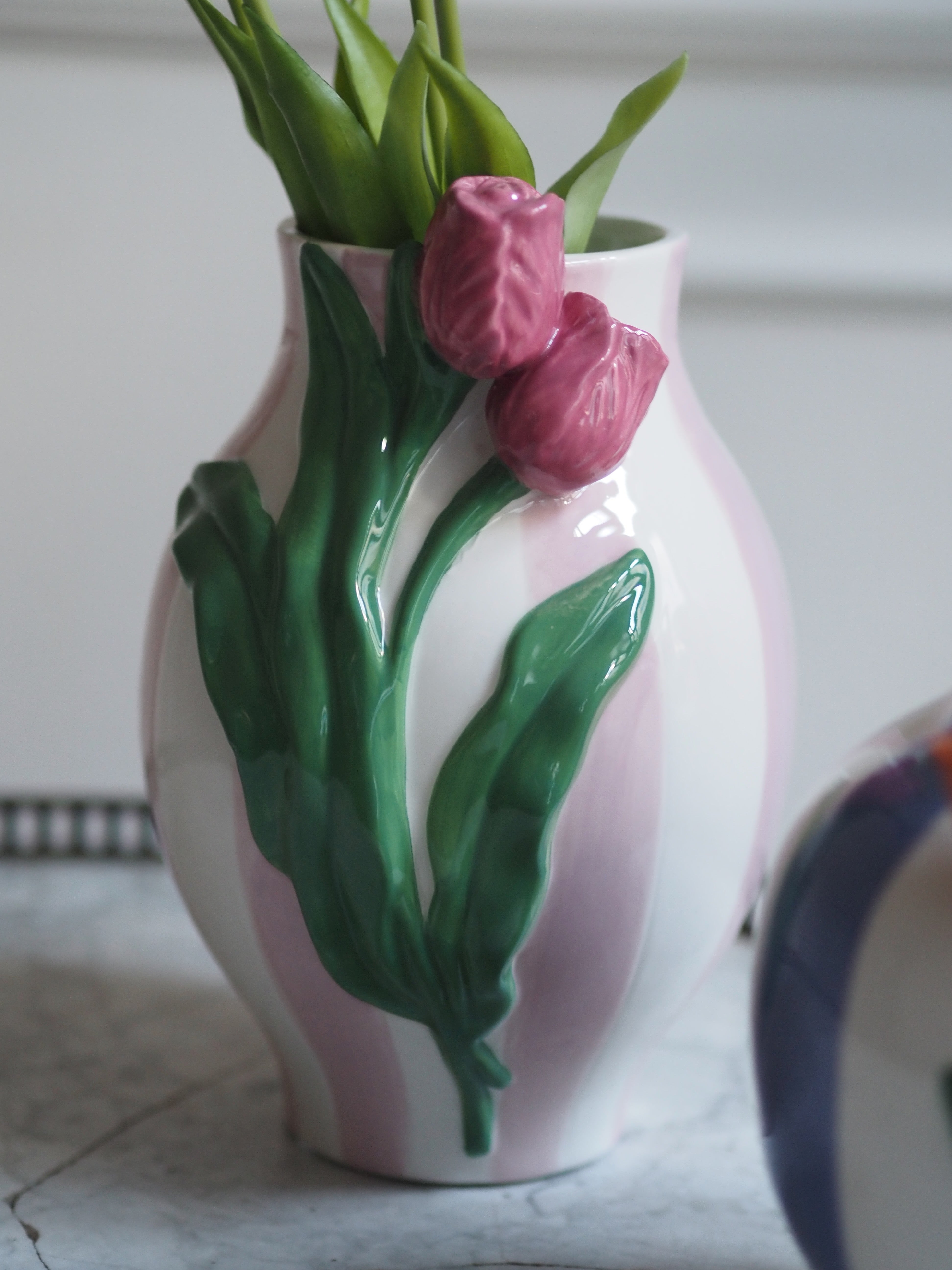 Vase mit Tulpenrelief · keramische Blütenvase mit Streifendekor