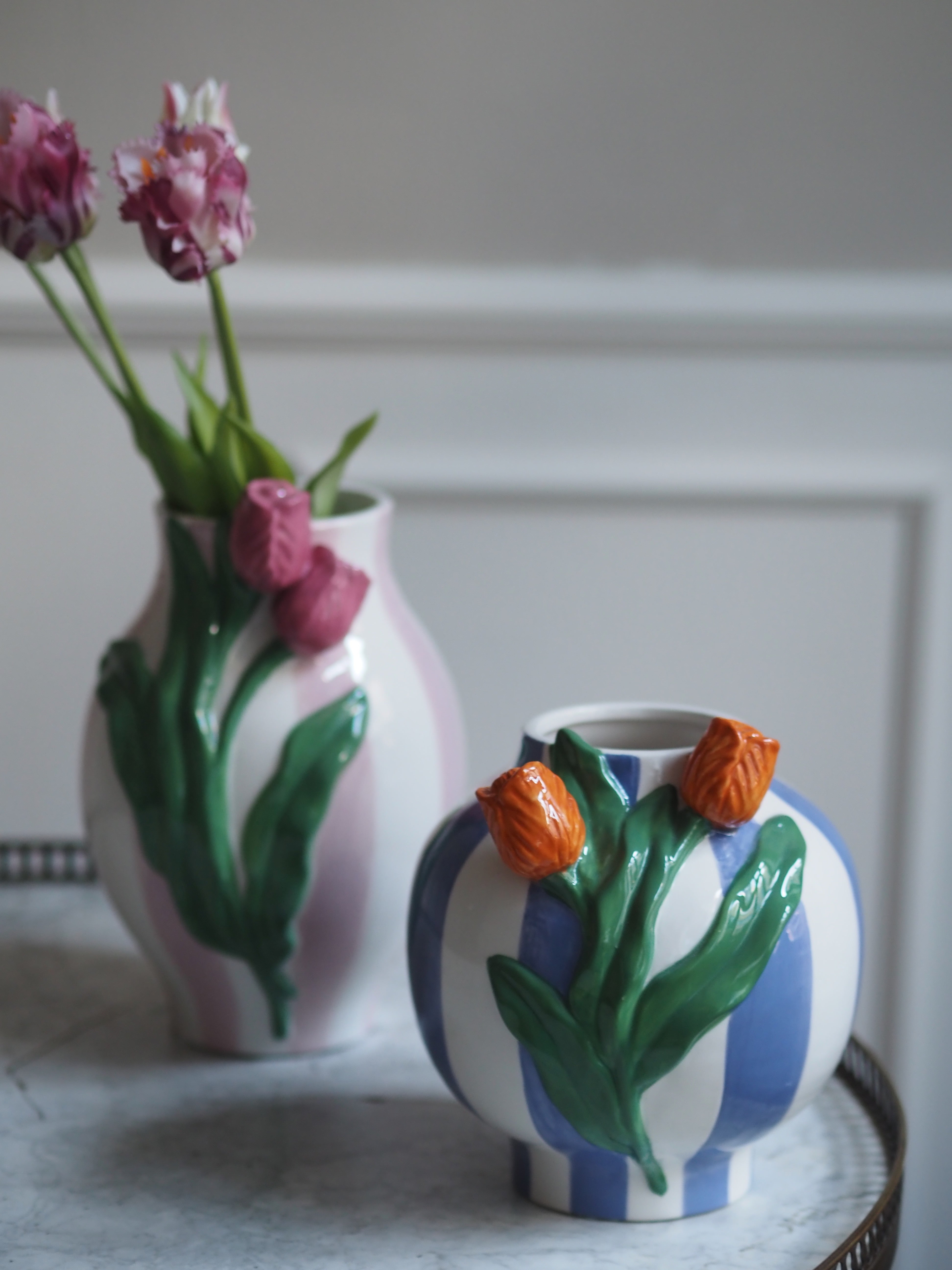 Vase mit Tulpenrelief · gestreiftes Steingut in dekorativer Moderne