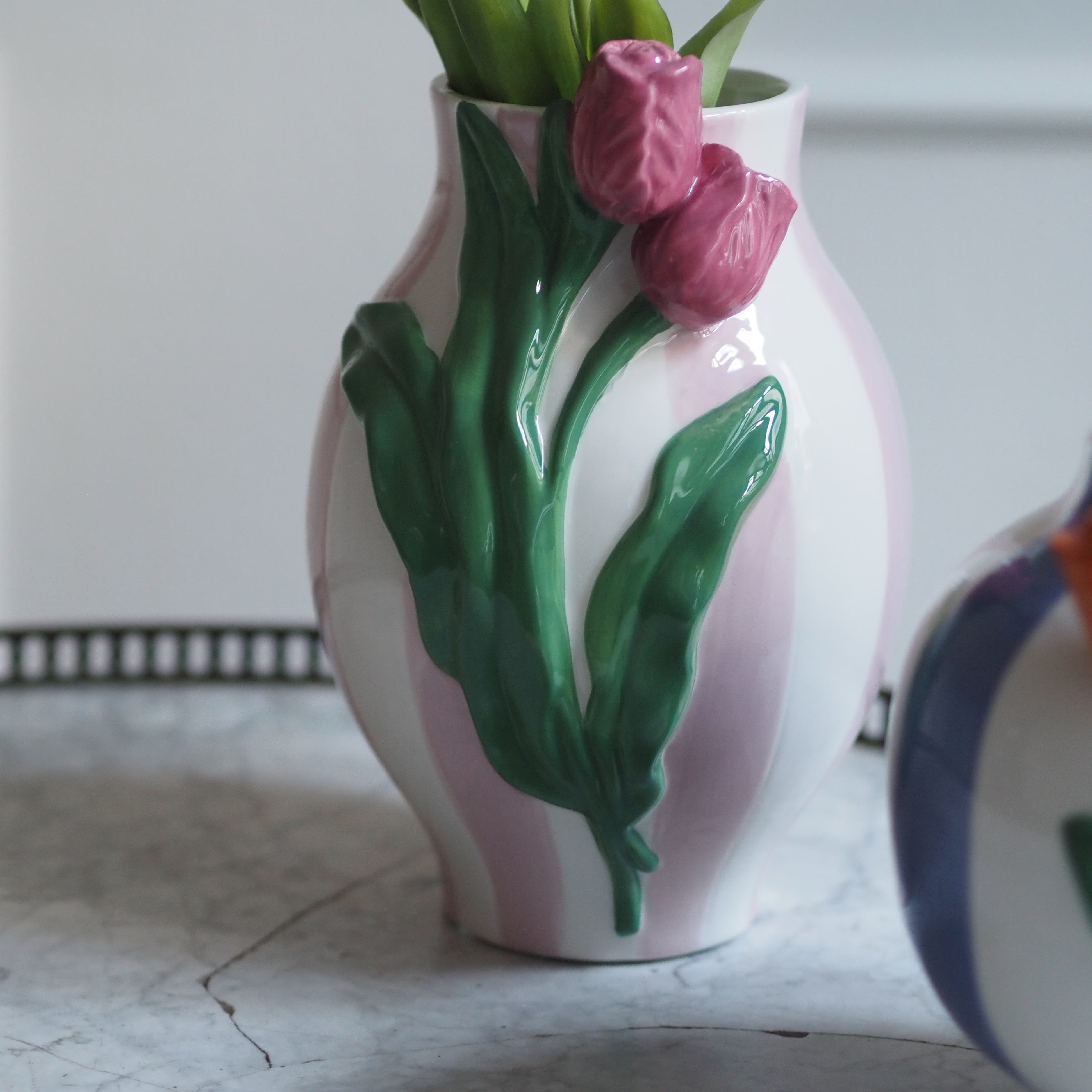 Vase mit Tulpenrelief · keramische Blütenvase mit Streifendekor