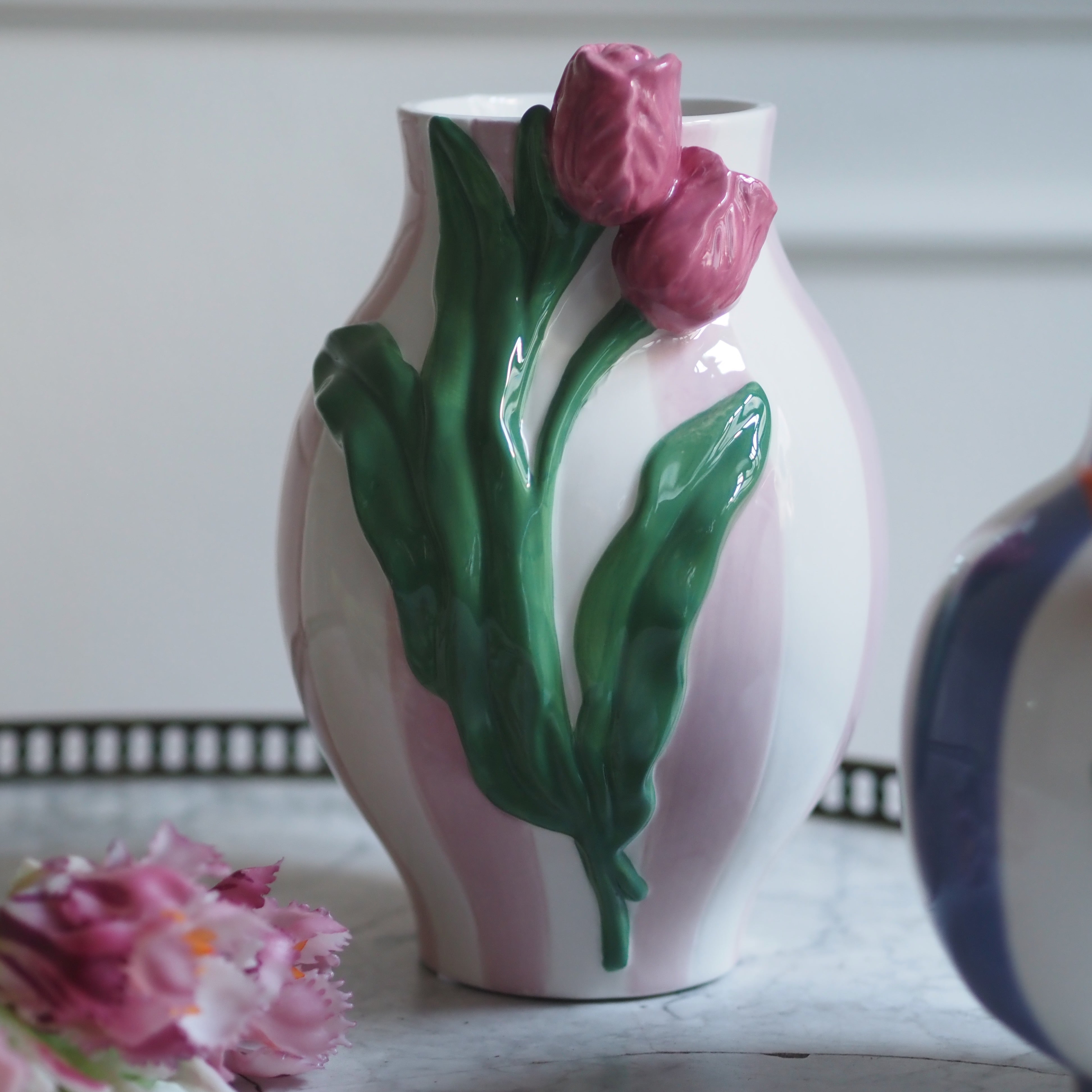 Vase mit Tulpenrelief · keramische Blütenvase mit Streifendekor