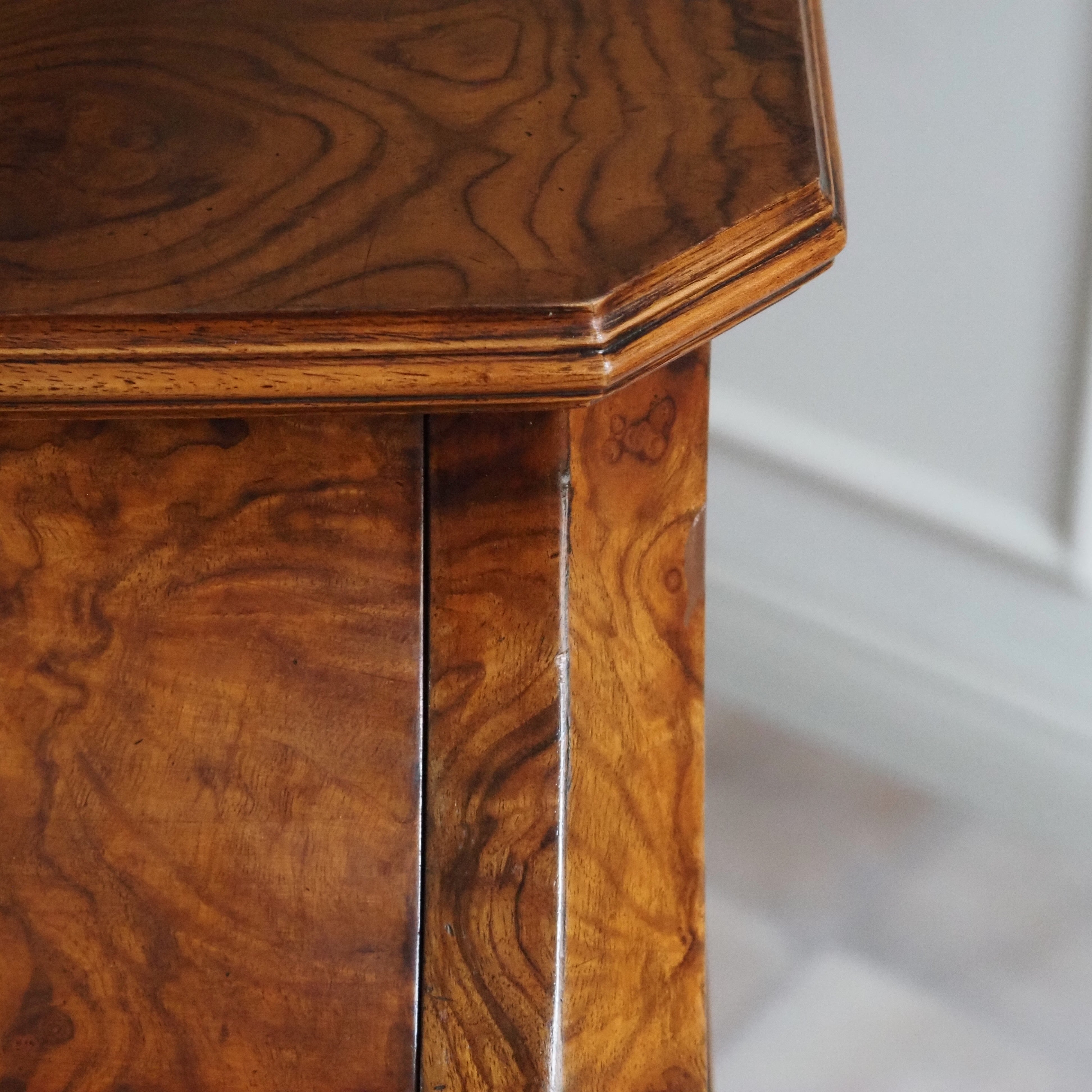 Waschkommode antik Louis Philippe um 1860 mit Marmorauflage und Klappspiegel
