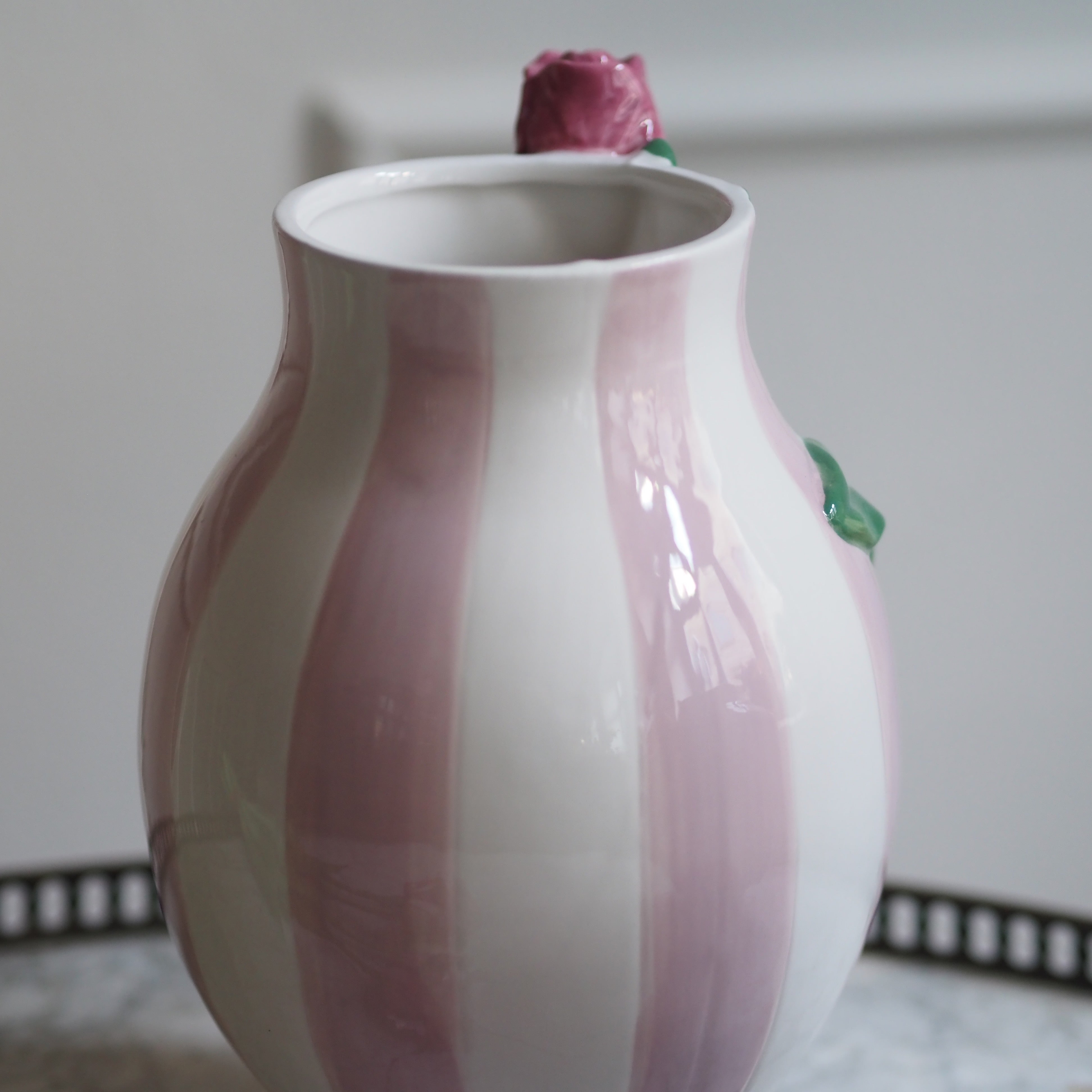 Vase mit Tulpenrelief · keramische Blütenvase mit Streifendekor